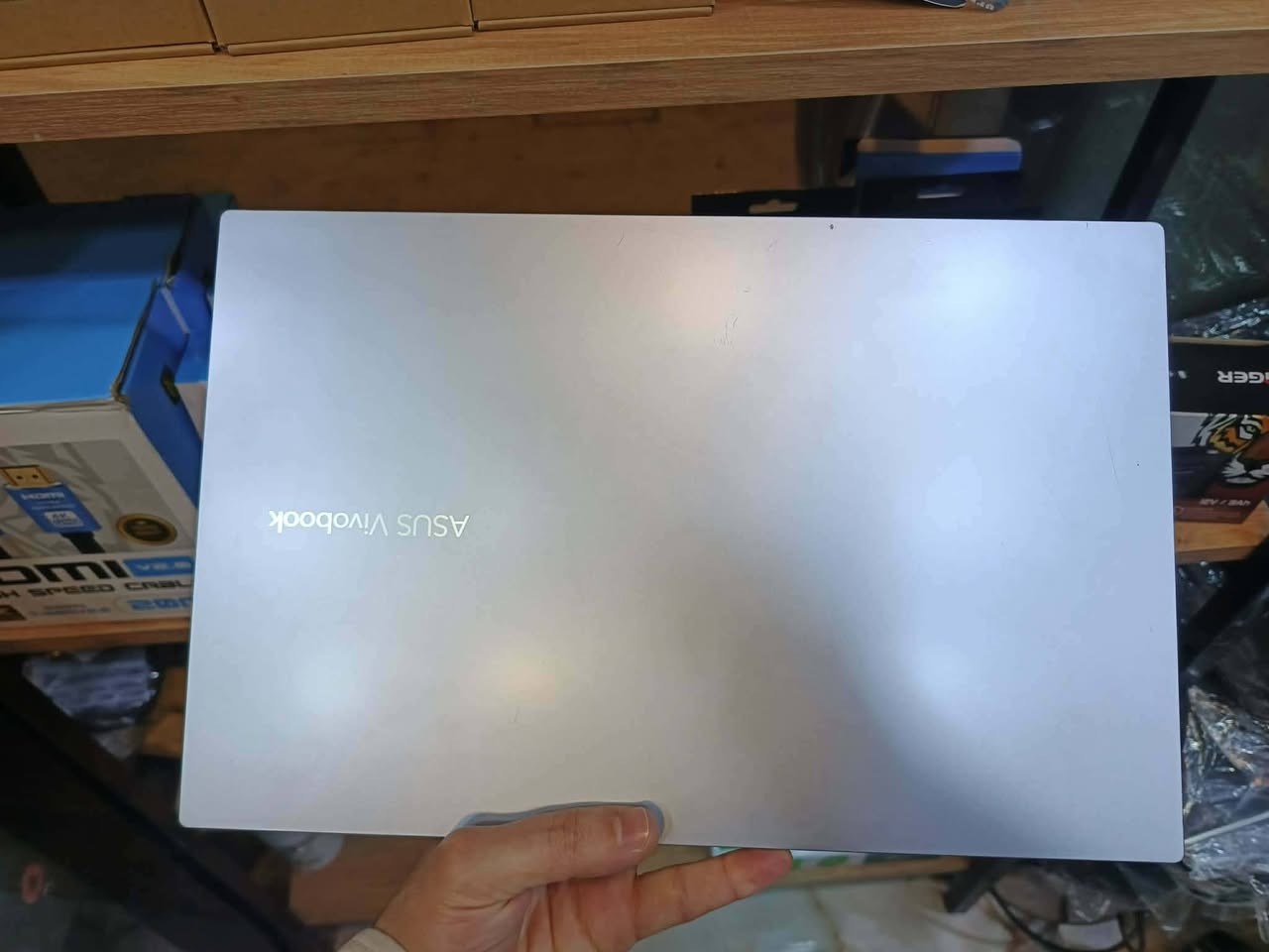 عرض قوي 😉 � لابتوب ASUS VivoBook – أداء قوي وسرعة استثنائية

🔹 المعالج:
Intel® Core™ i7-12700H من الجيل الثاني عشر (فئة H عالية الأداء) بسرعة 2.30GHz، ويأتي بـ 14 نواة (14 Cores) لتقديم أداء ممتاز في تعدد المهام وتشغيل البرامج الثقيلة.

🔹 الذاكرة (RAM):
8 جيجابايت RAM لتجربة استخدام سلسة واستجابة سريعة أثناء تشغيل التطبيقات والبرامج المتعددة.

🔹 التخزين:
قرص SSD بسعة 500 جيجابايت (المتاح 477GB) يمنحك سرعة كبيرة في تشغيل النظام والبرامج مع مساحة ممتازة لحفظ ملفاتك وبياناتك.

🔹 كرت الشاشة:
Intel® UHD Graphics، مناسب للتصفح، الدراسة، الأعمال المكتبية، ومشاهدة المحتوى بدقة عالية.

🔹 الشاشة:
شاشة HD واضحة ومريحة للاستخدام اليومي.

🔹 معلومات إضافية:
✅ نظام تشغيل 64-bit.
✅ الجهاز بحالة جيدة مع تبديل الشاشة فقط.
✅ الشاحن الأصلي متوفر مع كارتون (علبة) اللابتوب الأصلية.
✅ معالج فئة H المخصص للأداء العالي مع 14 نواة، ما يجعله خيارًا ممتازًا للطلاب، الأكاديميين، والموظفين.

✨ جهاز أنيق وعملي يجمع بين الأداء القوي، السرعة، والاعتمادية، ومثالي للدراسة، العمل الجامعي، والبرامج المتعددة، ويأتي مع الشاحن الأصلي وكارتون اللابتوب الأصلي
الي يريد يعرف السعر يكتب تم وادخلو علخاص


**إذا كنت صاحب هذا الإعلان وتريد حذفه لأي سبب، رجاءا أرسل رسالة إلى الدعم الفني**