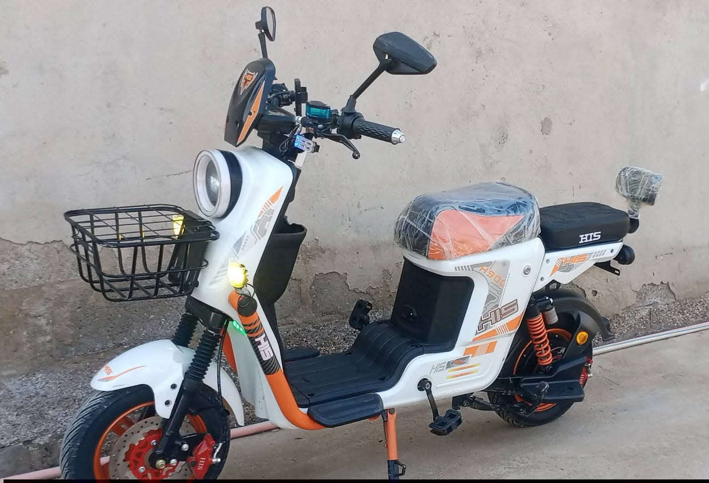 السلام عليكم شحن للبيع دراجه 900H موديل 2026 مستخدمه قليل الدراجه نظيفه حيل  بطاريات 32 امبير سرعتها 91 تطلع حقيقي توصلك 70 كيلو ملف 2000 واط  بطاريات كبار دراجه معروفه من شركه سيزر سعرها 525 وبيها مجال للطيبين اللي ما عنده ياخذها بلاش الاتصال *********** المكان ديالى الخالص
