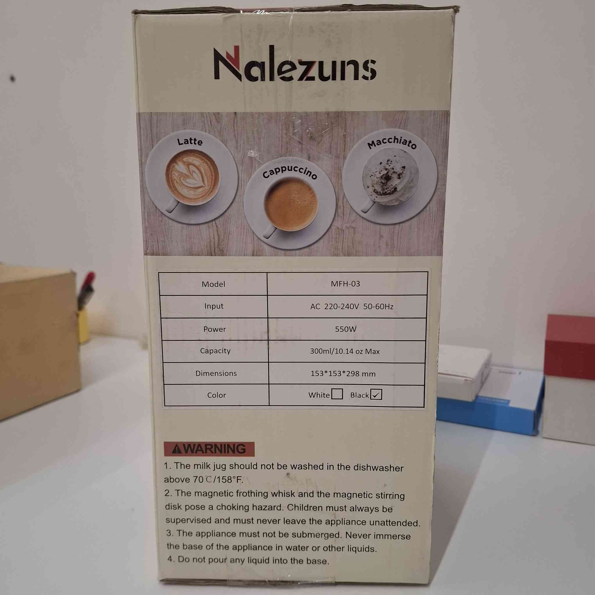 خفاقة حليب كهربائية من ماركة Nalezuns، وهي جهاز متعدد الاستخدام 5 في 1 مصمم لتحضير رغوة الحليب الساخنة والباردة بالإضافة إلى التسخين 
الوظائف والمميزات الرئيسية
تتميز هذه الخفاقة بخمسة أوضاع تشغيل ذكية يمكن التبديل بينها بلمسة واحدة: 
رغوة ساخنة كثيفة (Hot Dense Foam): مثالية لمشروبات الكابتشينو.
رغوة ساخنة خفيفة (Hot Airy Foam): تناسب مشروبات اللاتيه ماكياتو.
رغوة حليب باردة (Cold Milk Foam): لتحضير القهوة المثلجة.
تسخين الحليب (Heat Milk): يسخن الحليب لدرجة حرارة تتراوح بين 60-70 درجة مئوية دون رغوة.
الكاكاو الساخن (Hot Cocoa): وضع مخصص لتحضير الشوكولاتة الساخنة.

جديدة لوك مال بالة السعر 30 الف
*********** واتساب او راسل الصفحة
