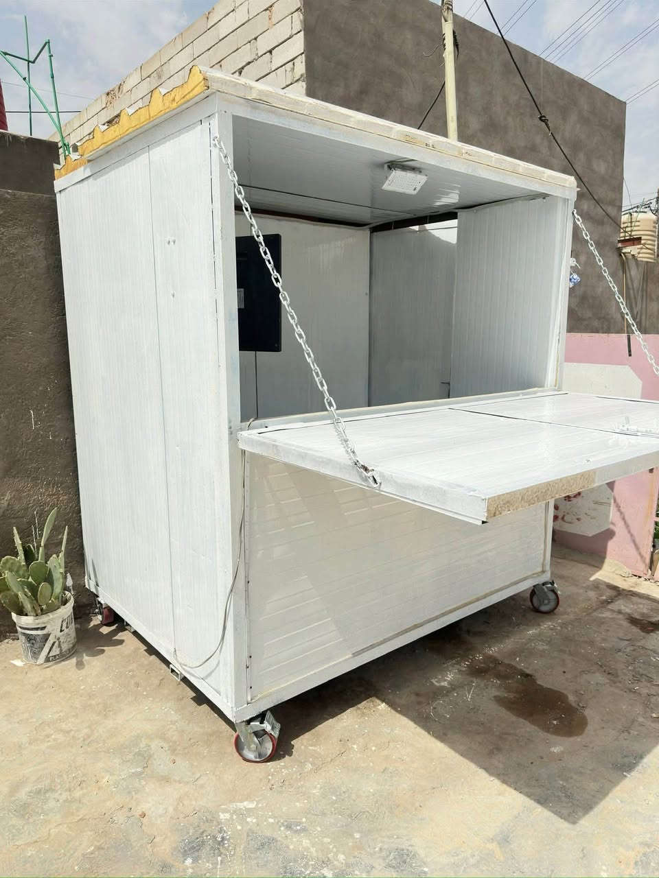 سلام عليكم 
عندي هذا الكشك للبيع 
طول 2 متر
العرض 1.500 متر - العرض متر او نص
شغل درجه اولى 
واتساب 
***********
