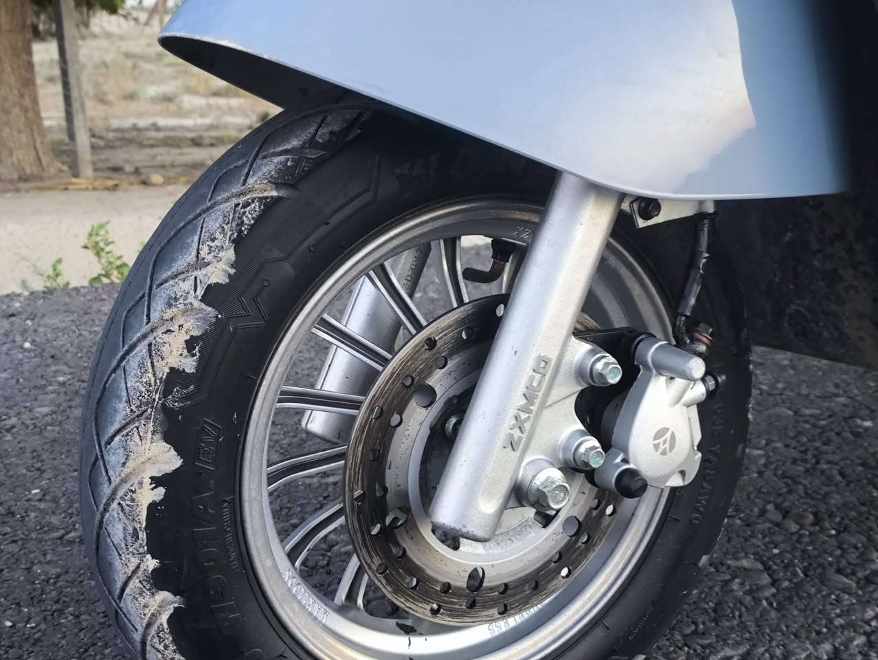 للبيع: دراجة شحن (ZXكلاسك ) ملف 1500 واط / مواصفات أمان ونظافة عالية جاهزة ومعدلة 🔋🛵
​السلام عليكم شباب، عندي هاي الدراجة الحلوة والنظيفة للبيع، مواصفاتها وتعديلاتها كاملة وما تحتاج أي مصاريف:
​✅ الملف والمنظومة: ملف قوي حجم 1500 واط وعزم ومسحَب ما شاء الله.
✅ البطارية: 60 فولت 20 أمبير (60V 20Ah) كفاءة عالية.
✅ المسافة: تمشيك بالشحنة الواحدة 50 كيلو وأكثر حسب الوزن والشارع.
✅ السرعة: تقفل ع الجك الـ 59، وبالسير والمشي الحقيقي تقفل 53 كم/ساعة (نشطة وسريعة).
✅ الوضعية العامة: الدراجة بريكات، لوايد، شاشة، وكهربائيات كلها مضبوطة وشغالة 100%.
​🔒 أنظمة الأمان والحماية:
​نظام قفل ضد السرقة.
​جهاز إنذار (حاسبة) ضد السرقة.
​قفل ستيرن شغال ومضبوط.
​➕ الإضافات والتعديلات المميزة:
​يجي وياها صندوق خلفي.
​مضاف إلها فدرالية خلفية.
​لايت زنون قوي جداً (إنارة ممتازة بالليل).
​نظام دبل إشارة.
​سماعات بلوتوث شغالة تربطها على موبايلك.
​⚠️ الملاحظات (للأمانة والمصداقية):
​الجاملغ الأمامي بيه كسر بسيط جداً (واضح بالصورة وما مأثر على أي شي).
​💵 السعر: 650 ألف دينار عراقي (وبيه مجال بسيط للشراي الطيب والجاد).
​📍 المكان: بغداد / سبع البور.
📞 للتواصل والاستفسار:[***********] أو راسلني خاص.

