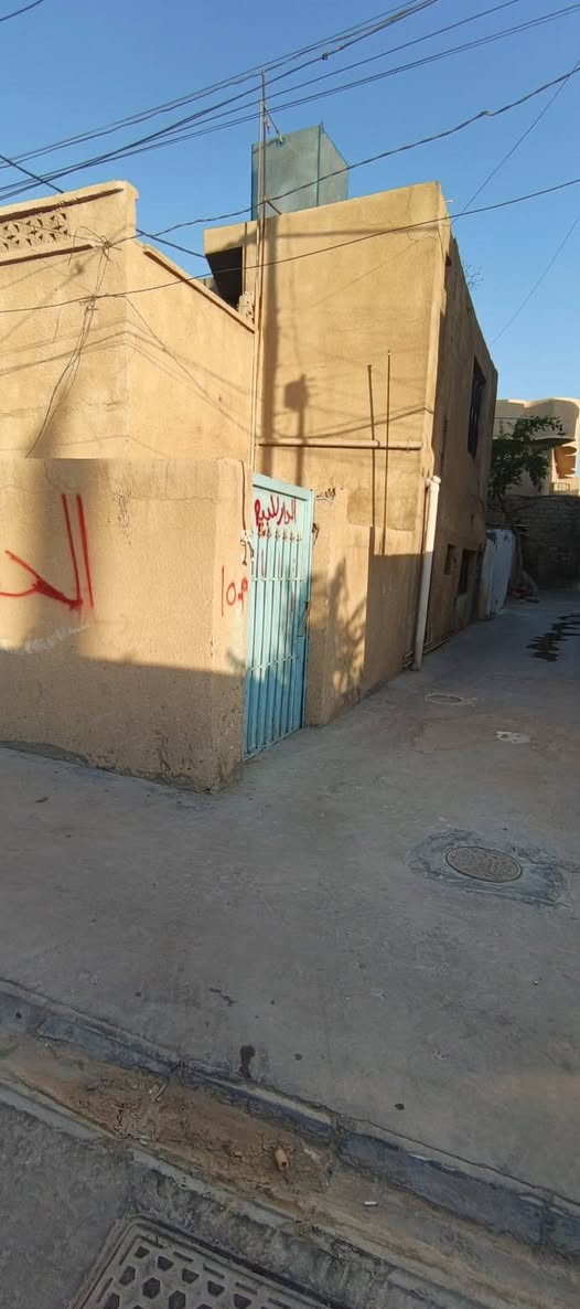 بيت للبيع في الفلوجة طابو صرف
حي الجولان مقابل مدرسة الانبار 
مساحة 148واقع حال
140 سند 
مسلك6متر 
ثاني بيت عن شارع
 جيران هدوء ومنطقه حلوة 
سعر البيع 75مليون 
البيت طابقين عكادة يرهم ترميم 
ابيع هلموجود قطعه ارض للتواصل 
***********

