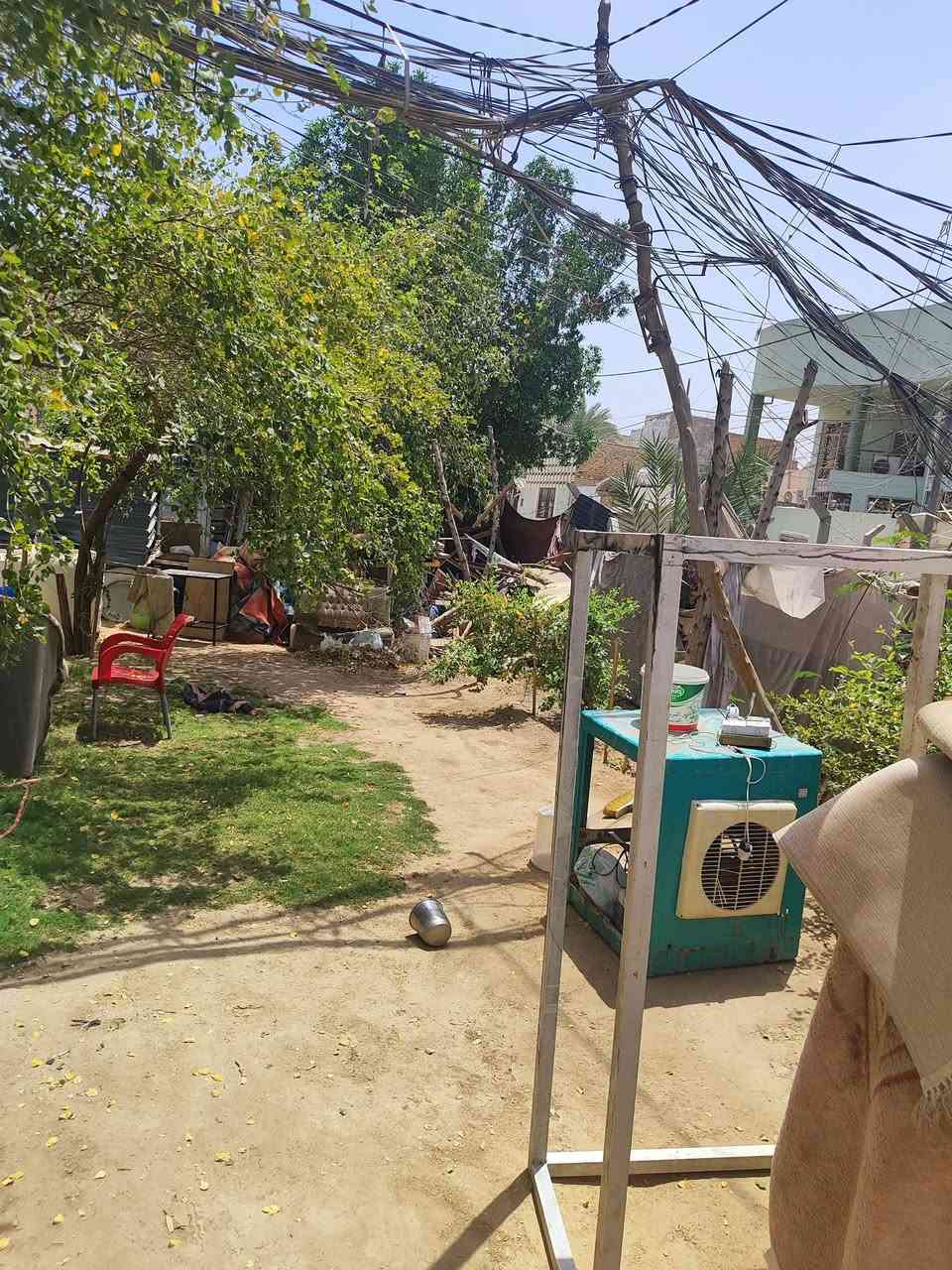 بيت للبيع في حي الجزيره خلف شارع النخيل قريب على سوق الجزيره على ساحه البيت مساحه 147 متر الوجيه 13 او نص والباقي نزال شيلمان نضيف متكون من استقبال أو صاله أو 4 غرف الحديقه من ضمن البيت السعر 165 بي مجال للاستفسار الاتصال ***********
