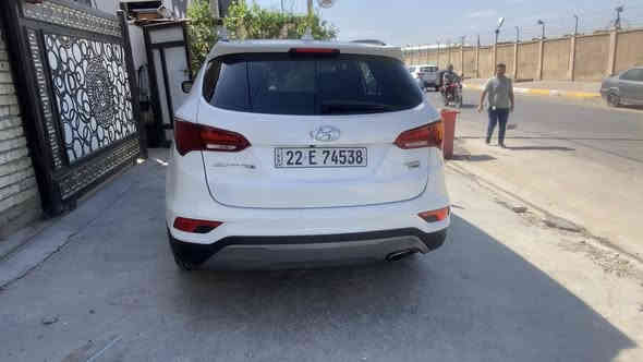 السلام وعليكم سنتافي موديل18امريكي الون ابيض اربيل سنويه ورقم وهزه جديد مكينه 2400فول ماعده بصمه بيه 5قطع صبغ بسمي السياره السعر 140$للستفسار التصال *********** حي الجامعه بغداد
