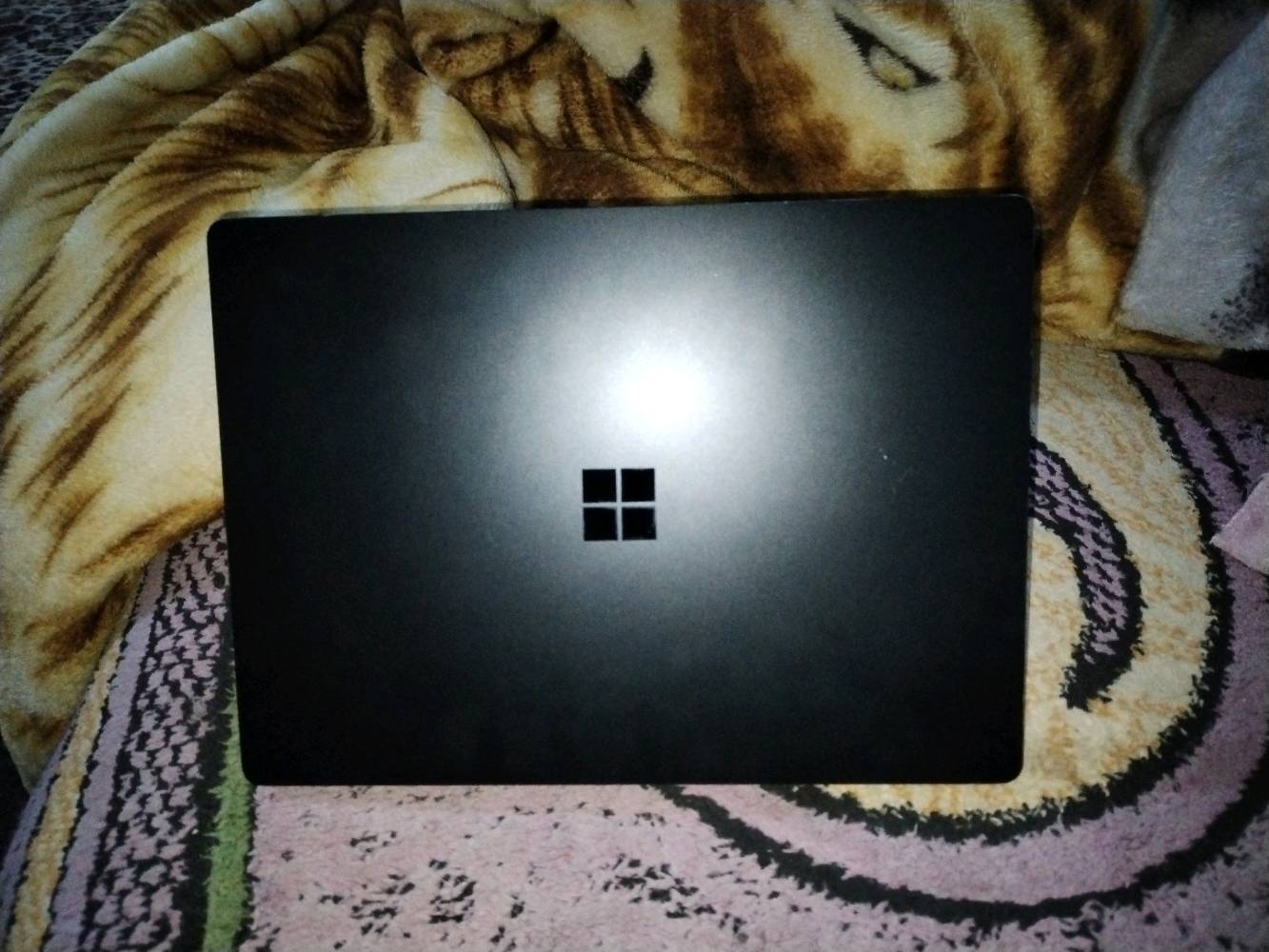 
🏳️ السعر : 475 الف 

لابتوب نظيف جدًا ويشتغل بكفاءة عالية،
 مناسب للدراسة، الشغل، والبرمجة 
 المواصفات:
الموديل: Microsoft Surface Laptop 4
المعالج: Intel Core i5 (الجيل 11)
الرام: 16GB
التخزين: SSD بسعة 512GB (سريع جدًا)
الشاشة: 13.5 إنش لمس (Touch Screen)
دقة الشاشة: PixelSense عالية الوضوح
كرت الشاشة: Intel Iris Xe Graphics
نظام التشغيل: Windows 11 أصلي
البطارية: تدوم لساعات طويلة
الوزن: خفيف وسهل الحمل
التصميم: أنيق وفخم، مناسب للاستخدام اليومي والتنقل
 الحالة:
الجهاز بحالة ممتازة
لا مشاكل تقنية
استخدام شخصي ونظيف. 
والسعر بي مجال 
والرقم واتساب فقط
