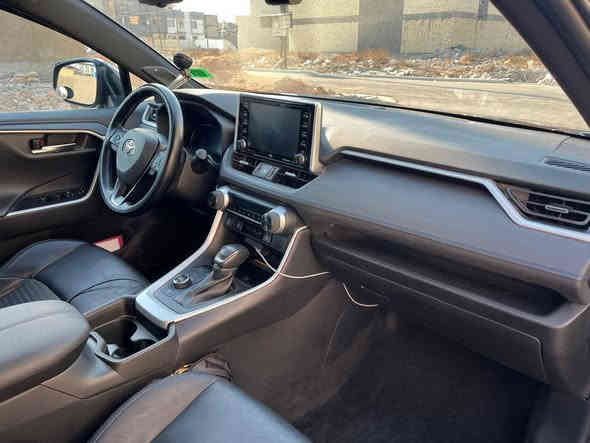 راف فور xse 2021
ماشيه ١٢٤ تقريبا
بدون ايرباك
الضرر دعامية امامي فقط مبدل واضح بالصور وبيها رش كلير من امريكا بين الباب الخلفي والجاملغ جهة السايق 
وكم شخطه تتكحل
السيارة تو كلر لونين رصاصي غامق والقمارة اسود والجاملغات اسود لامع
بانوراما
تخم تاير جديد
كير جديد
لد نهاري
مقاعد جلد رياضي 
تدفئة مقاعد + ستيرن
حساسات 360 امامي خلفي
نقطة عمياء
رادار امامي
كرسي السايق كهرباء
قيادة ذاتية
تنبيه خروج عن المسار
ليد نهاري
لايت ليد
ويل كب سبورت
سستم صوت 11 سماعة JBL
مودات قيادة 5
شاحن وايرليس
محرك 2.5 فور ويل
اوامر صوتية
شاشة دشبول ديجيتال
شاشة وسائط كبيرة
ابل كار بلي واندرويد اوتو
المرايه كاميرا 
صندوق كهرباء 
انارة تفاعلية
ماسحات اوتو
اشارة بالمري
ويل كب 18
جام اوتو
مانع انزلاق
اوتو هولد
اوتو ستوب امامي خلفي
مانع تصادم
بصمة تشغيل
بصمة ابواب دخول ذكي
تشغيل عن بعد
سايد بريك بصمة
انارة داخلية زرقاء بلادي
دبلات ازرق رياضي
دبل كزوز
كاميرا خلفية دوارة
حساس اطارات
تبريد قطعتين امامي خلفي ومناخي

السيارة كامله من اي نقوصات 
صدر امامي خلفي تبريد ...الخ
مسويلها عزل ارضي

السيارة اقتصادية كلش و نشطه حيل
التفويله محسن تمشيك ٧٣٠ كم

مستعجل على البيع بدون مراوس

يحتاجلها شويه تكحيلات  

٢٢٠
***********
