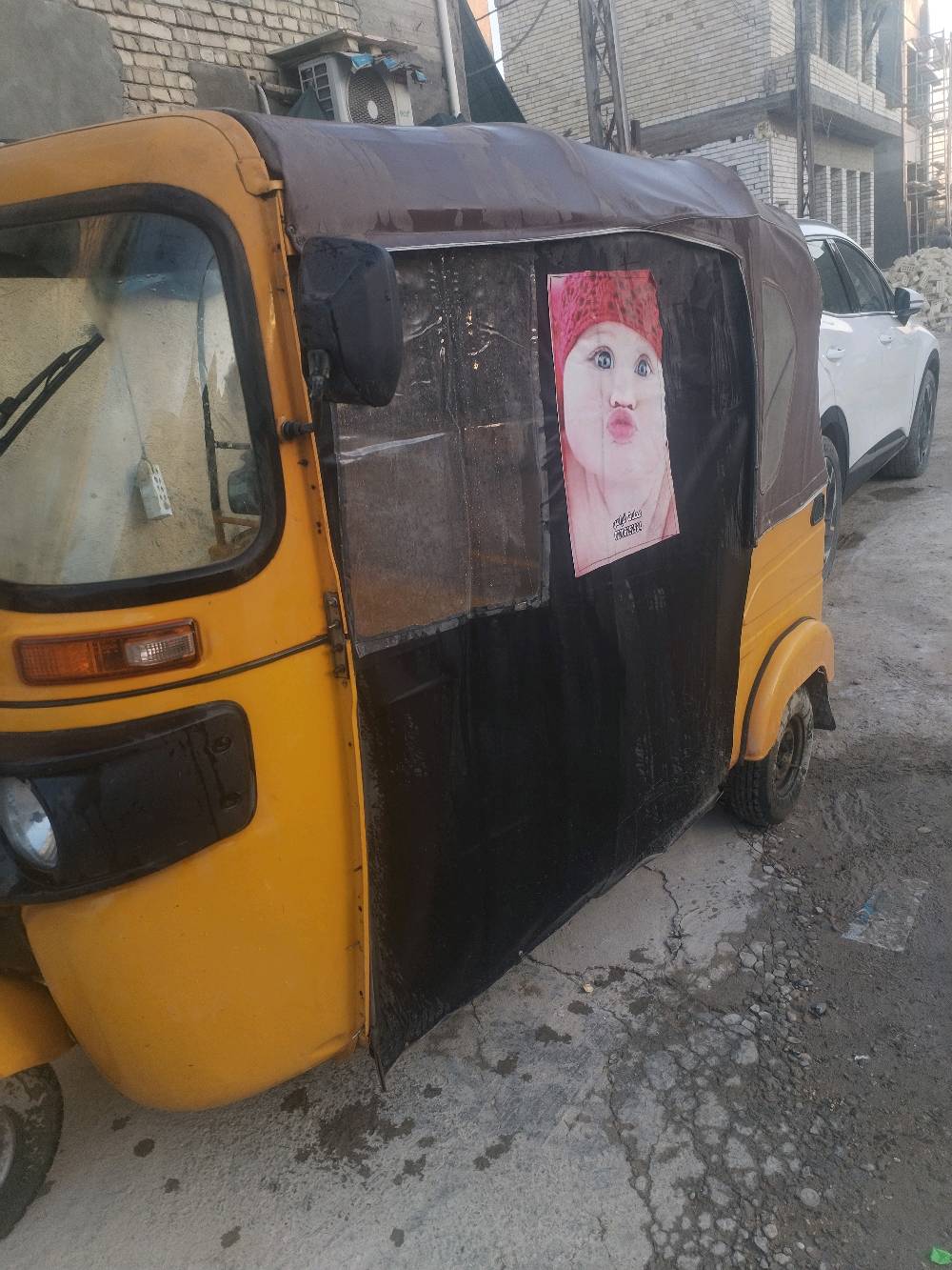 تكتك موديل BAJAJ RE، اللون أصفر، بحالة جيدة مع باب منزلق وجدران جانبية شفافة. ممتاز للتنقل داخل المدينة، اقتصادي في استهلاك الوقود ومناسب للمسافات القصيرة. للإستفسار والمعاينة الرجاء التواصل عبر الرسائل.