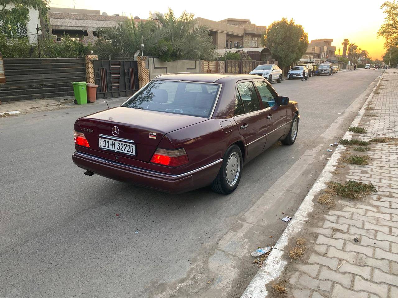 مارسيدس دب موديل 1991
 مكينه 320 خراطيم 
منضومه تبريد جديده 
صدر امامي خلفي تخم تاير جديد
رقم بغداد بسمي
صبغ عام قاعدة دبل السايق معمره 
بيه جاملغ خلفي ايسر بي تصليح فقط
السعر 72 
مكان السياره بغداد الجديده
اتواصل 
***********