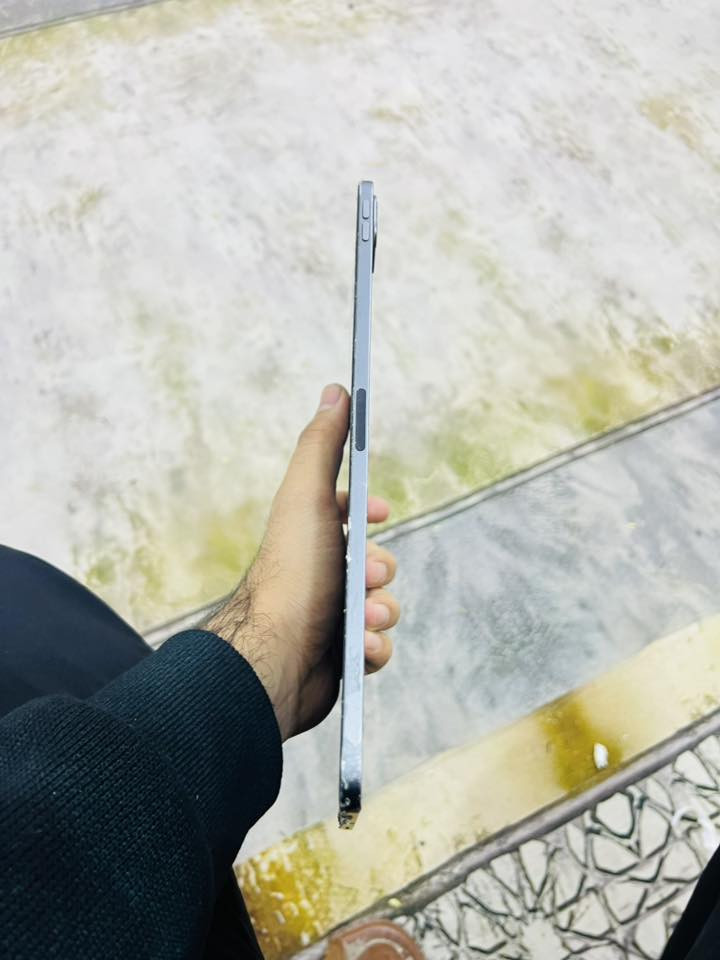 ايباد برو جيل 2.   كسر بل شاشه بس ما مثر على المس رقمي ***********
