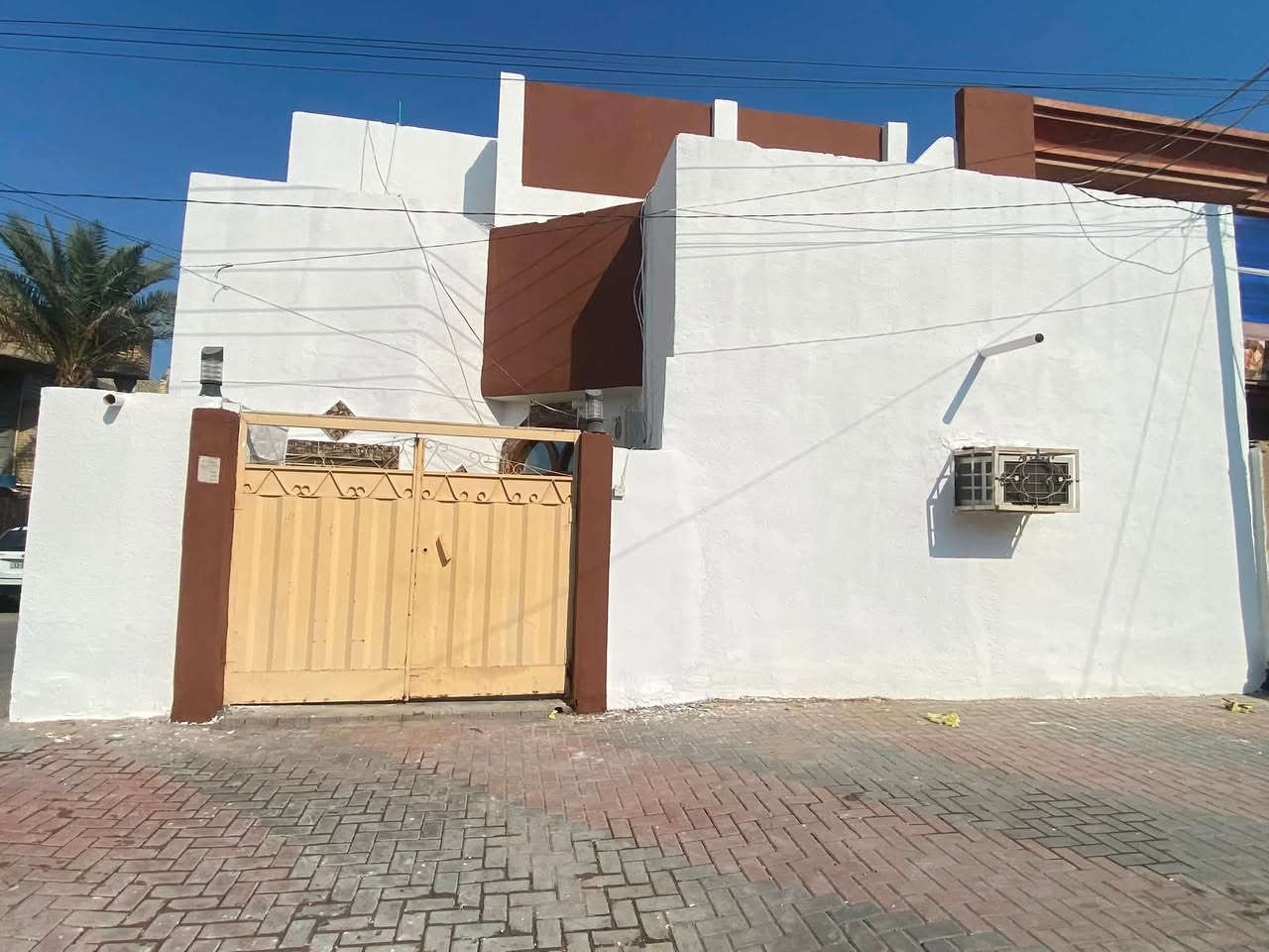 السلام عليكم بيت ركن طابقين 110م واقع حال الموقع تجاري و مُميز ، بي 4 غرف نوم واستقبال و مطبخ حار وبارد و مَنور و 3 صحيات و صالتين  الطابق الثاني غير مسكون ممحتاجي ، البيت نظيف وخريطته مرتبه و قريب على السوق والمدارس العنوان حي العامل - قرب مول الباقر  
السعر 190 و بي مجال ان شاء الله
للإتصال ***********
