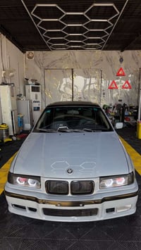 للبيع   BMW E36 موديل 1991 محرك 25.   V6 كير عادي  حداديه جديده الون س...
