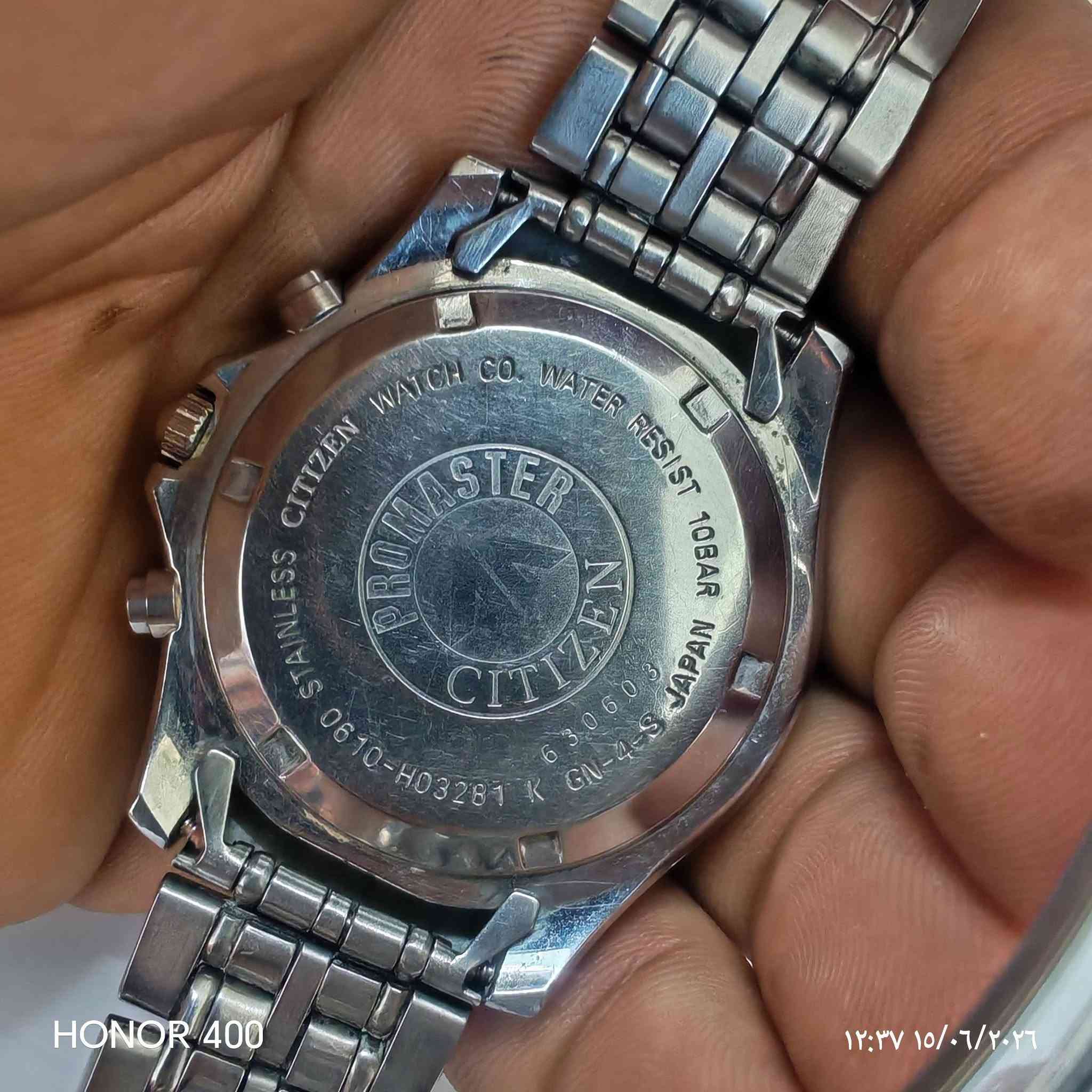 السلام عليكم
ساعة سييتزن بروماستر (Citizen Promaster) ذات ميناء أبيض وعقارب زرقاء بتصميم كرونوغراف كلاسيكي.تتميز الساعة بحركة كوارتز قادرة على قياس الوقت بدقة 1/100 من الثانية.الإطار الخارجي مصمم للحسابات البحرية مع علامات "Port" و "Reach" للملاحة.الهيكل مقاوم للماء حتى عمق 100 متر (WR100).
***********
*********** واتس
