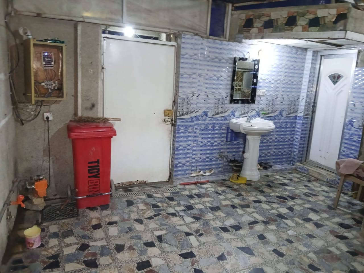 سلام عليكم 

بيت طابو مساحة 75 متر طابق ونص مجاري كاملة والبيت نظيف كما واضح بالصور
الشعب الديوان شارع 75 
بناء قديم طابوك مسلح مو عكادة ترميم حديث 

السعر 95 وبي مجال للشراي 
واجهة 6.5
نزال 12 
مساحة 75 
خدمات: طرمة استقبال مطبخ حولي حمام خارجي حمام داخلي غرفتين طابق ارضي وطابق اول 
*********** واتساب
