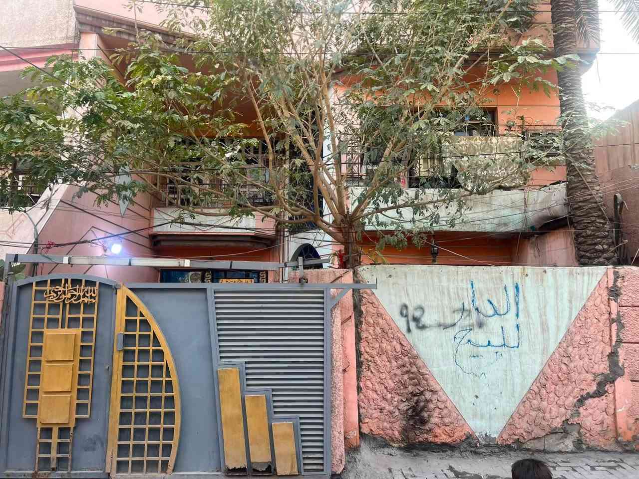 دار للبيع بغداد الجديده خلف افران المسبح بفرعين
مساحه 142 متر واجه 9وربع بناء 2000 

عرض الشارع 6 متر مقرنص بسعر جيد 

استفسار خاص او واتساب ***********

