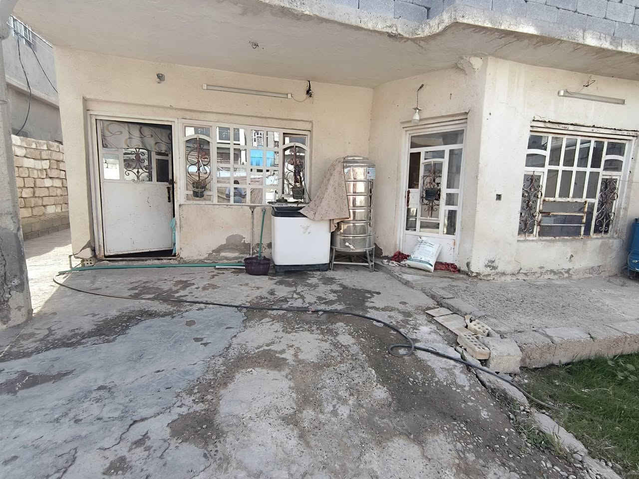 سلام عليكم
دار للبيع الدوره هور رجب شارع البدخيل مساحه 250
عله شارعين زنجيل بي سند البيت 25
غرفتين نوم وصحيات وصالة واستقبال ومطبخ 
***********
بسعر مناسب
