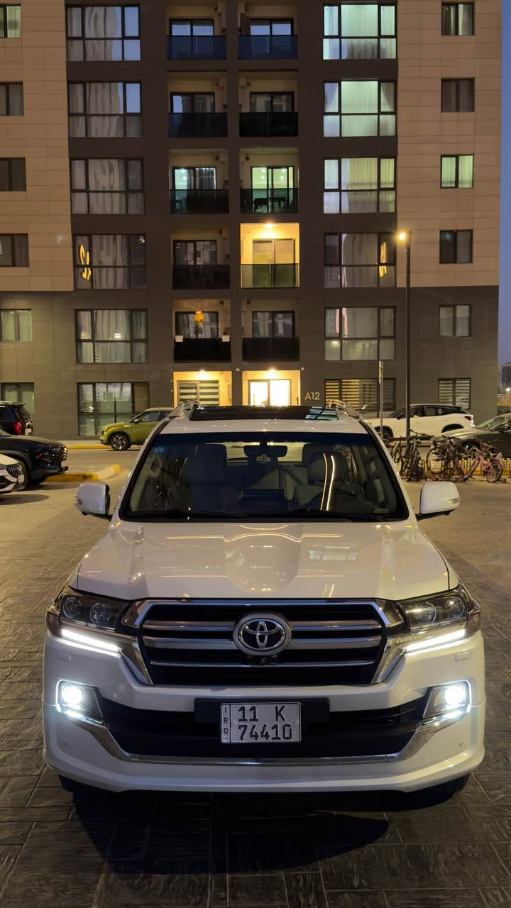 ((TOYOTA LAND CRUISER WHITE EDITION))
شركة ساز 
(2019)
فول مواصفات
المواصفات:
مقاعد جلد
مقاعد كهرباء
4 كاميرات
مرايا قلاب مع البك
تشغيل عن بعد
مرايا شفط
إشارات بالمرايا
بصمتين مع السيارة
إشارات ترحيب
3 شاشات
ثلاجة
إشارات لكزس
4 بصمات أبواب
دبل ماوس
مودات قيادة
تحكم ستيرن
مثبت سرعة
حساسات أمامية وخلفية
LED نهاري
فتحة سقف
السيارة مكفولة كفالة عامة:
من الصبغ
ومن فتح المحرك
كفالة مكينة وكير
( (اكو تكحيل بسيط بين الباب الخلفي والجاملغ ))
تخم تاير اصلي جديد
السيارة متصرف عليها ألف دينار ومتكاملة من كل النواحي
رقم بغداد 
باسمي – تحويل ثاني يوم
المكان: بغداد – حي الحسين

التواصل :- 
*********** بغداد, العراق
