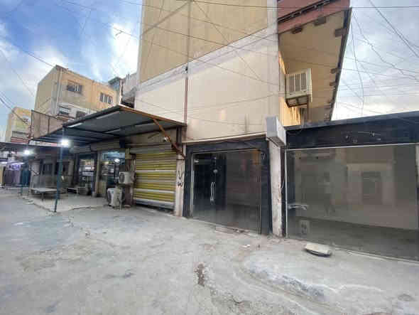 بناية تجارية مساحتها 127 متر للبيع موقعها الدورة شارع الصحة ملك طابو صرف باسمي الموقع تجاري صاير مركز المنطقة تحتوي 6 محلات مؤجرة للاستفسار عن الوارد و السعر الاتصال بالرقم ***********‬
