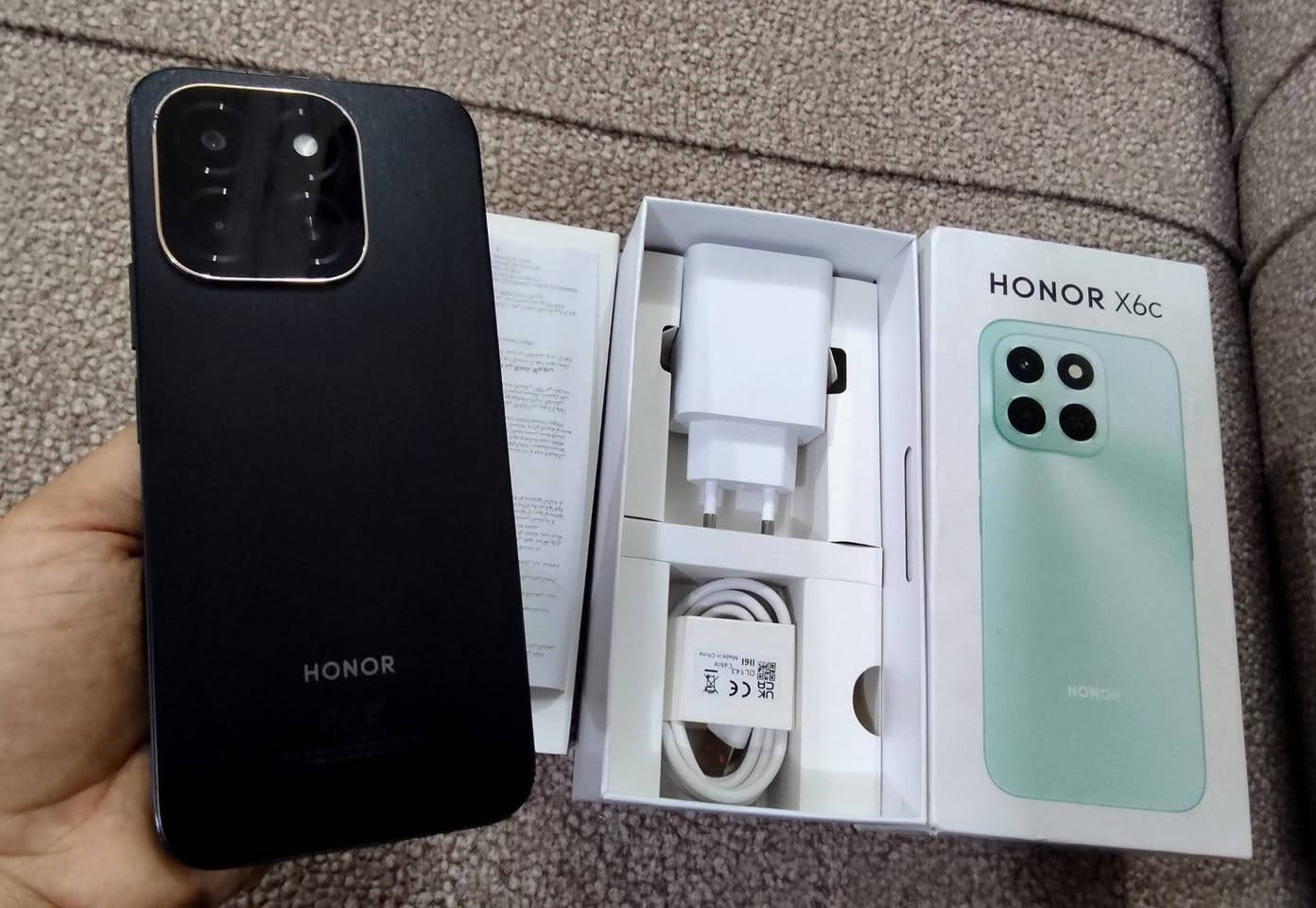 هونر X6C 
HONOR X6c
ذاكرة: 128GB
رام: 6GB
كاميرا: 50MP 
 بطارية: 5300mAh
شحن سريع 35W
سلسة الشاشة 120Hz 
بصمة جانبية سريعة 
السعر 140 التواصل خاص
 او واتساب ***********
