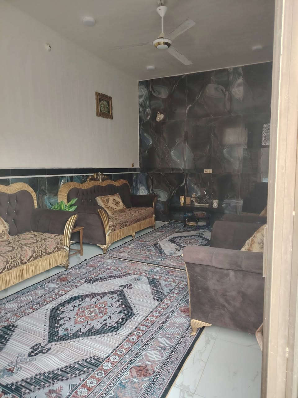 السلام عليكم ورحمة الله وبركاته بيت مساحة ١٣٦َنزال ١٨الواجهة ٧ونص بناء حديث يحتوي على غرفة نوم ومطبخ وبراني وصالة وصحيات خارجية الرباط كونكريت والسقف مطلوب إسكان ٤٥ السعر الخاص حي النهضة الثالثة البيت على شارع تبليط قرب مدرسة الخلاني الاتصال على الرقم *********** صاحب الدار
