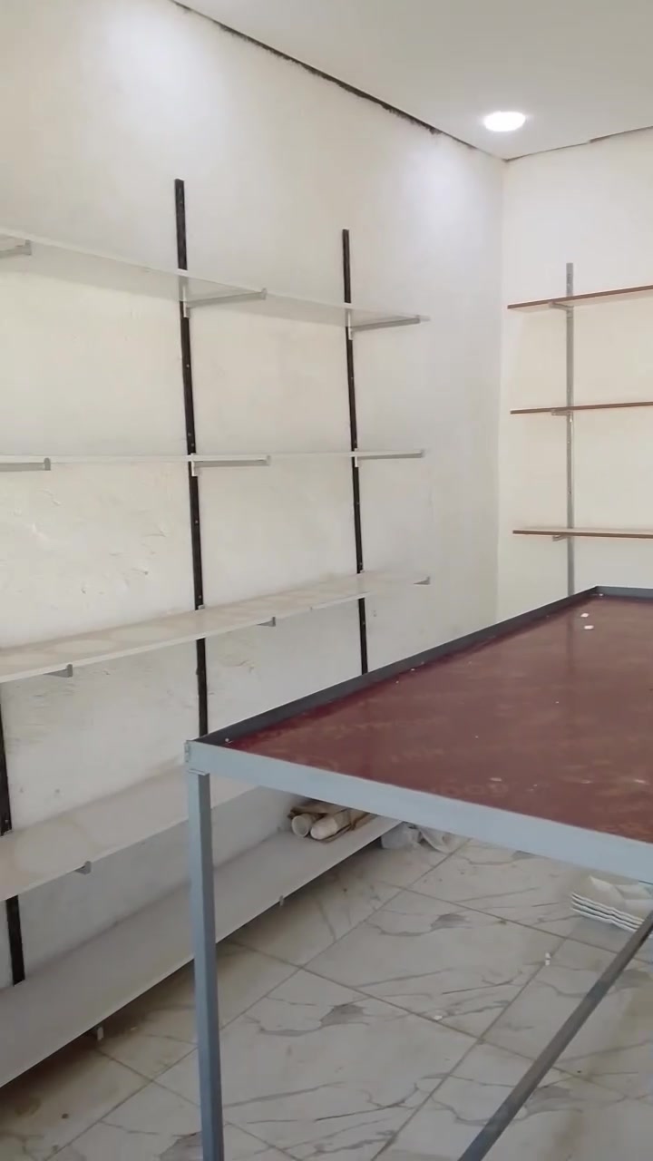 السلام عليكم
رفوف للبيع نضيفات كلش استخدام قليل 
ميز حديد الطول مترين العرض متر و ارتفاع متر 
للاستفسار 
***********
