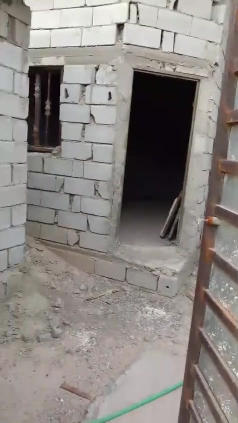 السلام عليكم من رخصت مدير الكروب بيت زراعي زبير حي الاندلس الثانية نزلة عقارات الياسري قرب دونم ابو يوسف متكون من غرفتين ومطبخ وديوان وصحيات ودرج وبيتونه مامسكوفه مثل ماموضح بالمقطع السعر 30وبيه مجال مساحة 125 علما مكلفة بنشر
