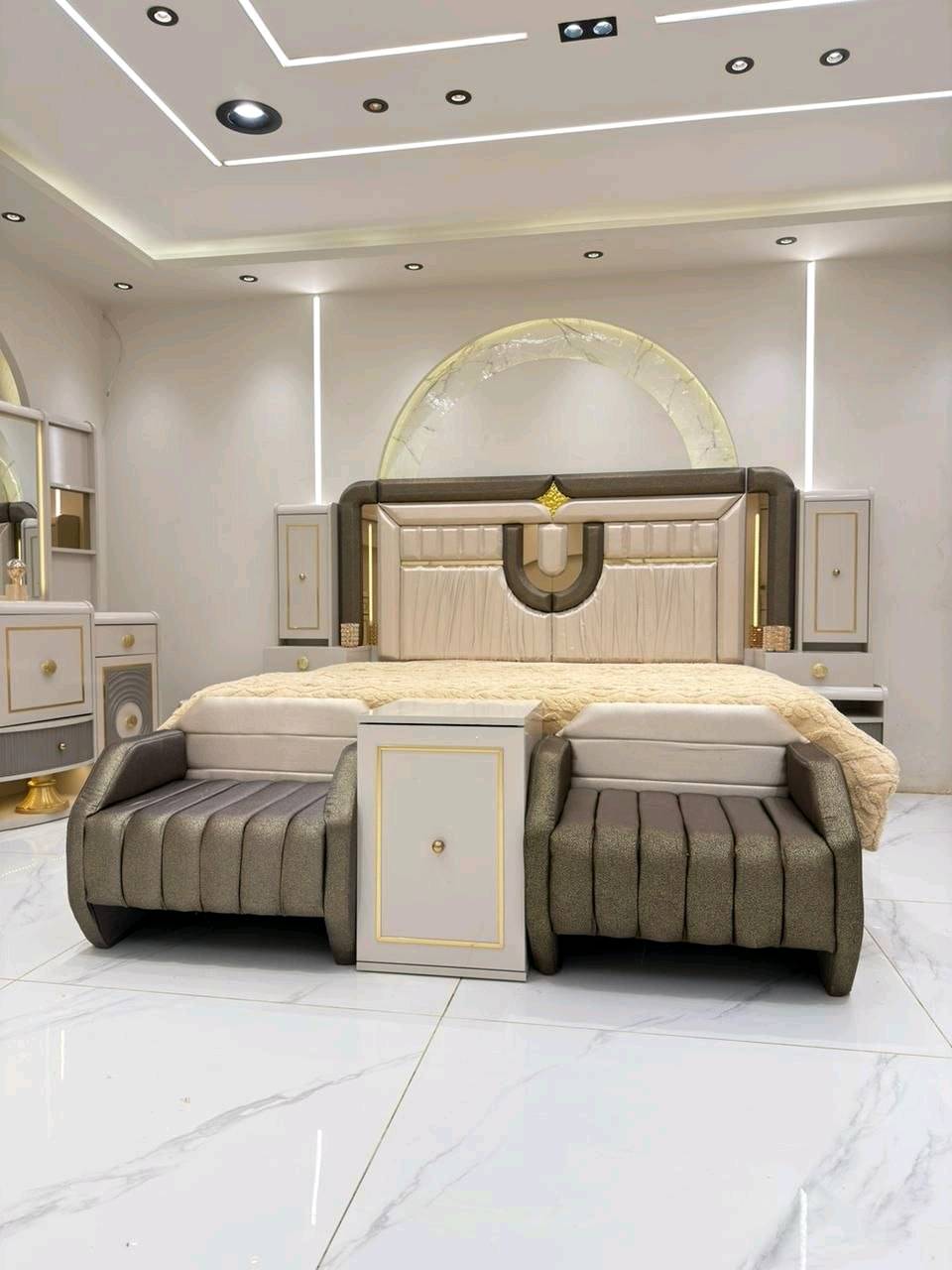 السلام عليكم عرض جديد وحصري لأصحاب الذوق الرفيع مع غرفة الفخامه وااجمال 👇 غرفة النوم تركيه موديل بليكهام تتكون من 11 قطعه 👇 غرفه نوم ملكيه 👇 كلها اناره 👇 السرير جك مخزن 👇 الشازلون مخزن 👇 برغي وجوا حديد 👇 الظهر بلوك بالكامل 👇 السعر مليونين و 750 الف جديد خدمة توصيل 👇  توصيل بغداد مجاني 👇 اطراف 20 ااف 👇 المحافظات توصيل 100 الف 👇 الحجز والمراسله علي الخاص 👇👇👇👇👇👇👇👇👇👇👇👇👇👇👇👇👇👇
تگدر تذكرلي شنو موقعك بالضبط حتى أضيفه للوصف؟ (بغداد/أطراف/محافظة): 
خدمة توصيل طلبات فقط 
إذا الغرفة بيها موديل أو لون ثاني متوفر، شنو الخيارات؟: 
فقط هذا ومتوفر موديل حسب الموديل والاون 
التوصيل والتركيب داخل بغداد يشمل شنو بالضبط؟: 
التوصيل يشمل ااشد وتوصيل مجاني 
إذا الزبون يريد يحجز، شكد العربون وشلون طريقة الدفع؟: 
اول يحجز لمن توصل الغرفه للزبون بدفع كاش دفعة وحده 