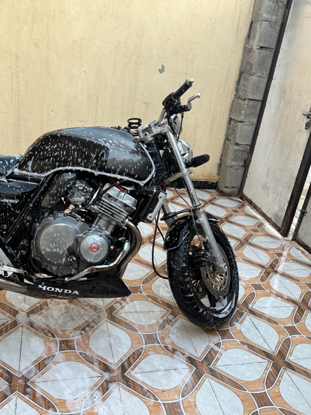 النوع سيبي فور 400جيل اول شرط كلها بلاد الدراجه ماشيه 4000دراجه زيرووو صارلها 4اشهر من نزل من معرض الهوندا من كركوك دراجه شكد ماكول عليها جديده بعد اجدد مشروطه من كلشي بلجيسسس العنوان 
ديالى المقداديه 
