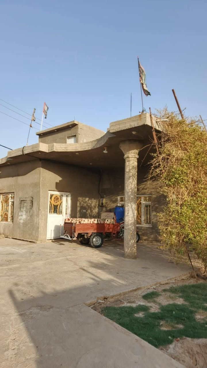 سلام عليكم بيت البيع   في واسط منطقه البسروكيه 
البيت زراعي 
يتكون من 3 اغرف 
استقبال  مطبخ
مساحة البناء180
بيه حديقه داخل البيت 100متر
الشراي يتصل وبيه خير ويدلل 

السعر خااص 
***********
