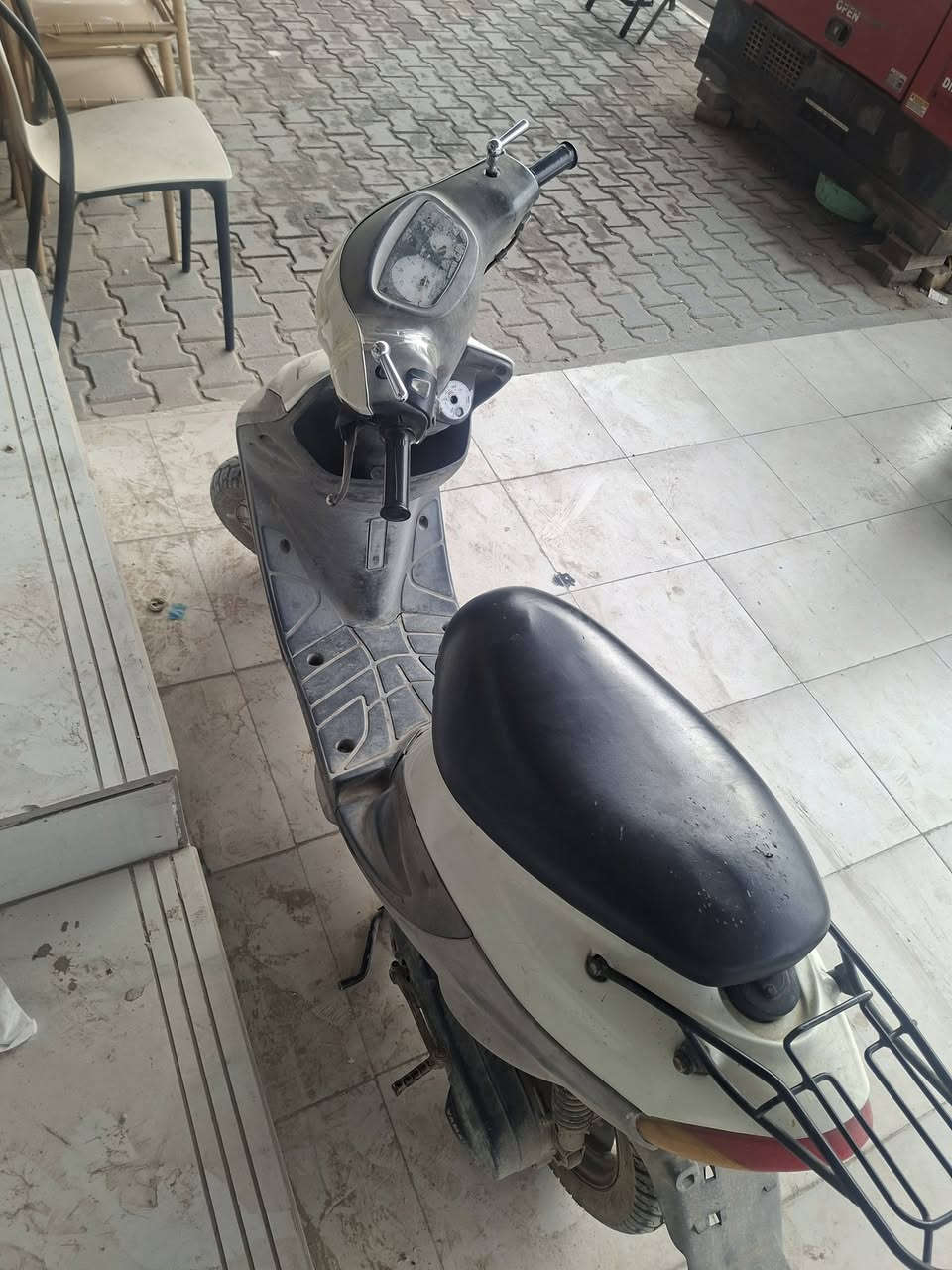 السلام عليكم
دراجه بيجي لون ابيض مميز كلشي شغال بيه 
دراجه مفتوحه بس كلشي شغال بيه 
السعر ٤٠٠ بيه مجال لشراي 
***********
