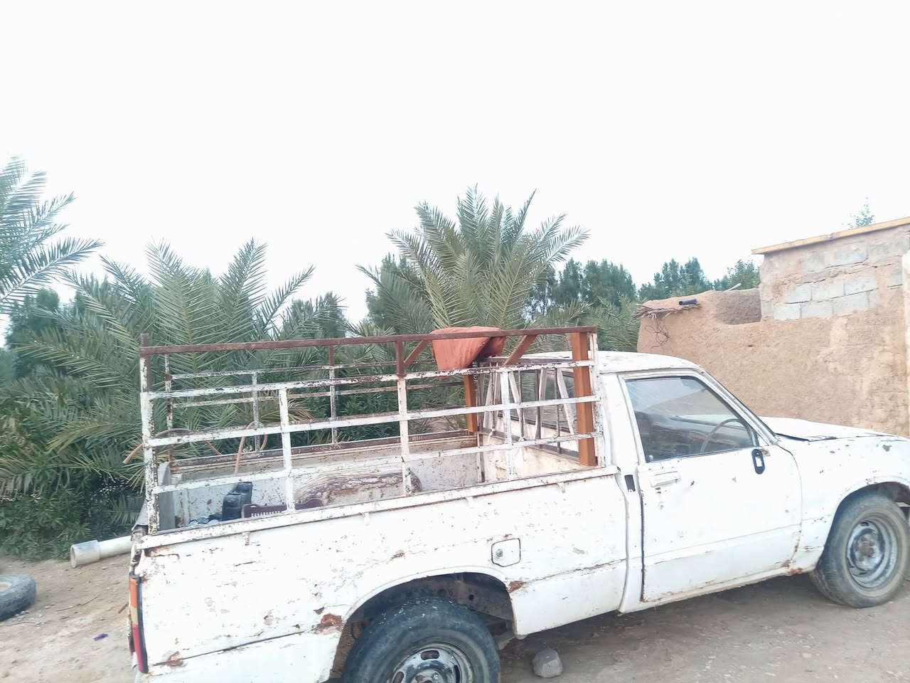 السلام عليكم سياره 82للبيع محرك وكير ما بيه تنقيص المكان ديالى دلي عباس السعر 10وبيهى مجال ***********
