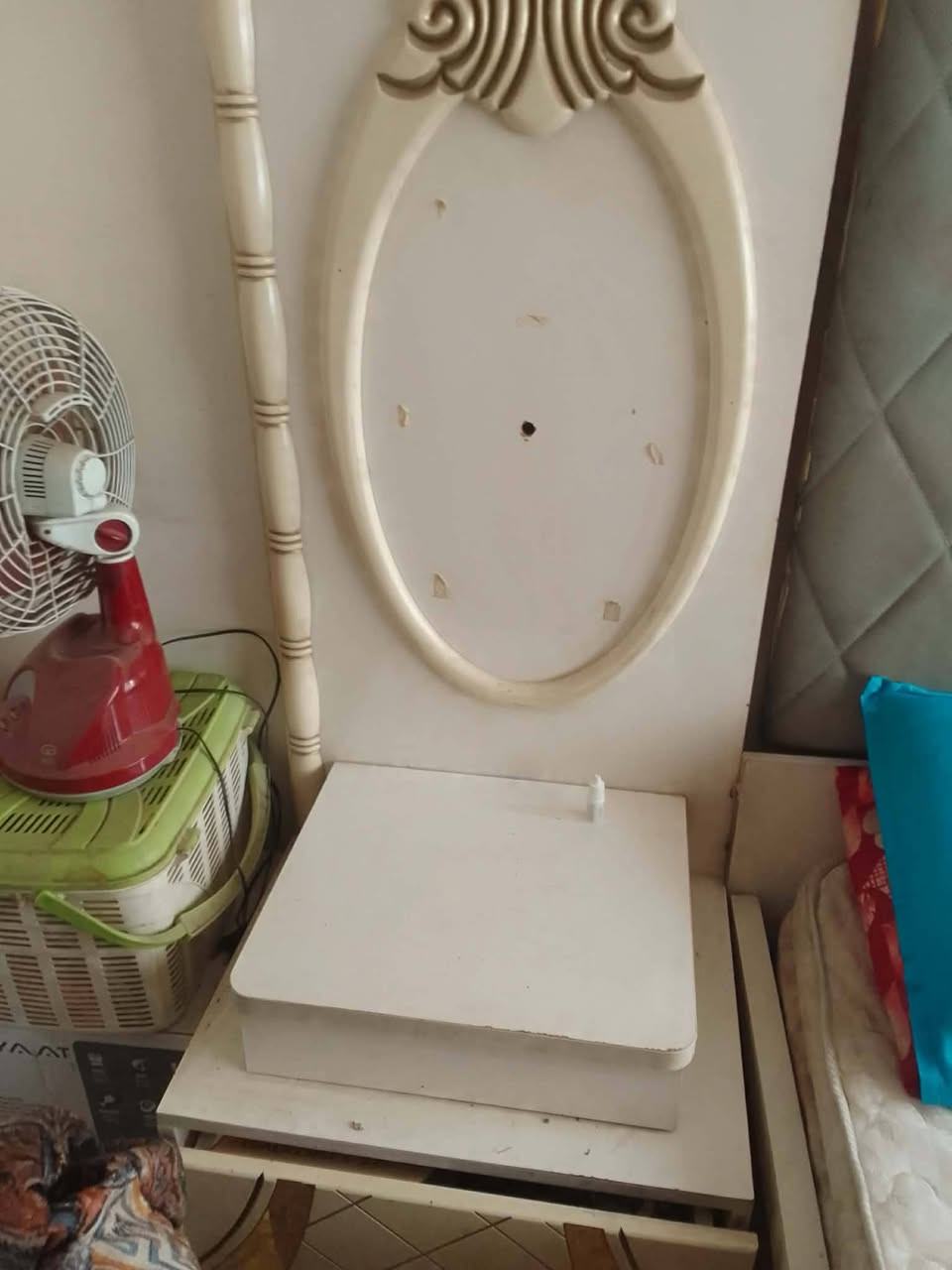 للبيع غرفة نوم تركية نظيفة وتصميمها حلو، السعر المطلوب 200 ألف دينار وبيها مجال بسيط للشراي المعتمد. الغرفة كاملة وجاهزة، بس للأمانة الجرباية بيها ضرر بسيط بأحد الأركان (موضح بالصور) وما يأثر على الاستخدام. العنوان: الكاظمية المقدسة، الغرفة سعرها جداً مناسب مقارنة بنوعيتها التركية. اللي يحب يستفسر أو يجي يشوفها، يراسلني خاص وتدللون.


**إذا كنت صاحب هذا الإعلان وتريد حذفه لأي سبب، رجاءا أرسل رسالة إلى الدعم الفني**