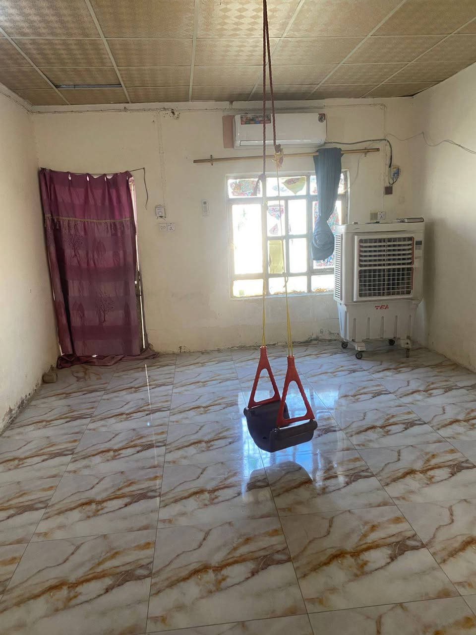 دار للبيع حي سكينه مساحه 240  
يتكون من غرفتين نوم صاله استقبال ومطبخ وترك البيت عكاده سقف ثانوي البيت 
للاتصال ***********

