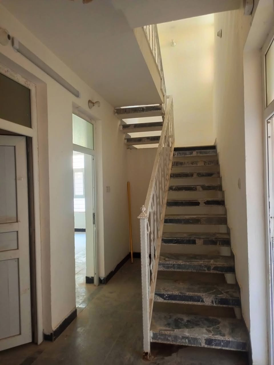 🏠✨ للإيجار – بيت  300م ✨🏠
📍 المواصفات:
🚗 كراج خاص
🛋️ استقبال مرتب
🏢 صالة عدد2
🛏️ غرف عدد 4
🚿 مجموعة صحيات متكاملة
🍽️ مطبخ جاهز
🌤️ 
💼 

الموقع:  ام الخيل الثانية 

📞 للاستفسار: ***********
