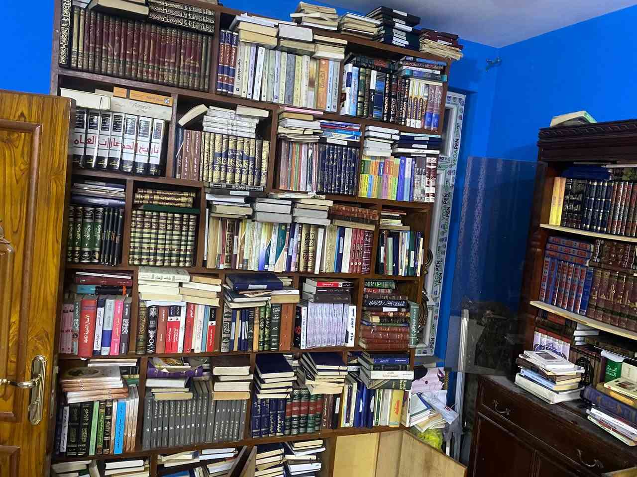 يوجد كتب اكثر من 5000 كتاب ال ‏اللغة  العربية او علوم قران. وا تاريخ و سياسه و فلسفه اداب و مذكرات شخصيه و قوامسي عربي نكليزي و عربي فارسي و وسير اهل البيت و وعلوم اخره 
يوجد توصيل ال جميع محافظات العراق 
التواصل وتساب ***********
