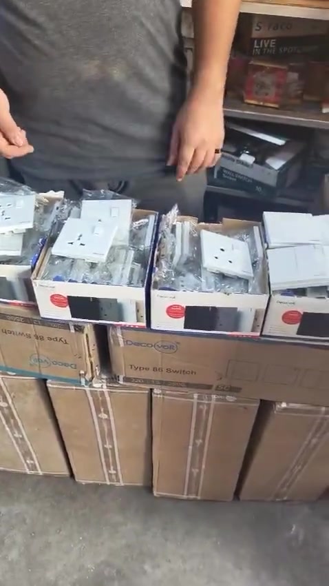 السلام عليكم 
وجبة جديدة من سويجات الانارة والسوي بلك الاصلي✅
ضمان استبدال حقيقي لمدة 25 سنة ! ✅
ماركة ديكو ڤولت DECO VOLT ✅
شكل حديث نضام بيانو ديكور ✅
العنوان بسماية الشارع العام مقابيل حلويات برهومي ✅


**إذا كنت صاحب هذا الإعلان وتريد حذفه لأي سبب، رجاءا أرسل رسالة إلى الدعم الفني**
