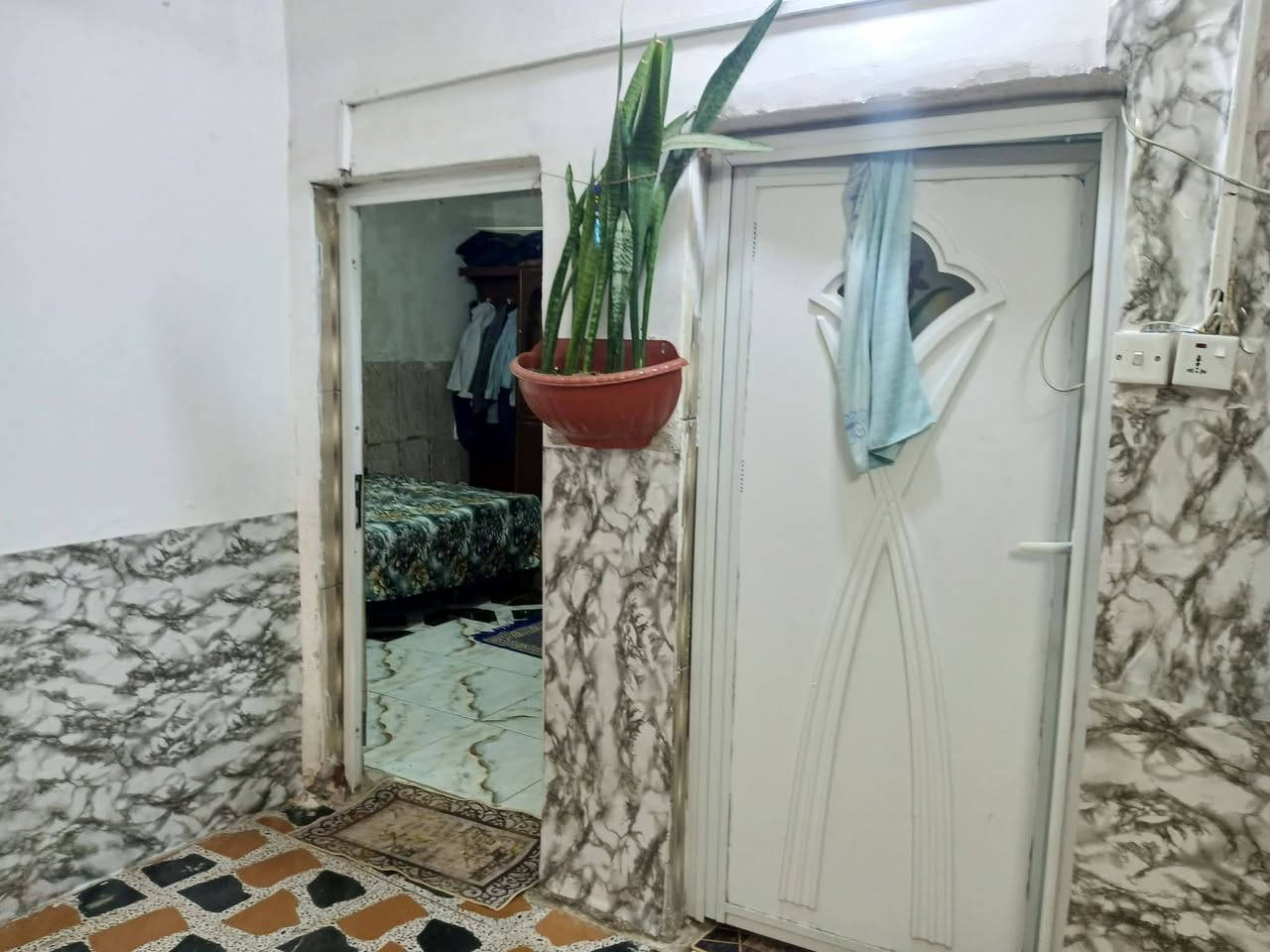 المساحه الكليه 120
الغرفه الاول  4 طول 4 عرض 
الغرفه الثانيه 4طول 4 عرض
 المطبخ  عرض 3 طول 4
الصاله  العرض 5 والطول 4

 الا ستقبال طول 9 العرض 3 
  الممر ضمن المطبخ
 طوله 4والعرض 2 
يحتوي علا صحيات خارجية 

تحويل باسم  المشتري مباشر
يبعد  عن الامام  300 متر تقريبا
اقرب نقطه مدرسه البصره[***********)📞📞
