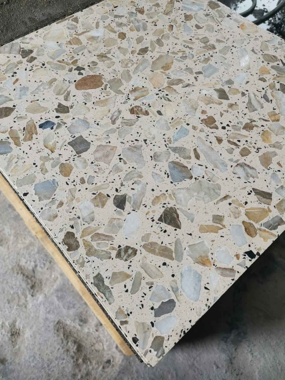 شركة الزعيم  – بصمة فاخرة في عالم  البناء

تُقدّم شركة الزعيم  مجموعة كاشي معمل OJM المصنّعة بأحدث المكائن الإيطالية المتطورة، والتي تعتمد أعلى معايير الجودة في الإنتاج لتوفير منتج يجمع بين الفخامة، المتانة، والدقة في التفاصيل.

بفضل التكنولوجيا الإيطالية المتقدمة وخبرة كوادرنا الفنية، يتميّز كاشي OJM بمستوى عالٍ من التجانس في الألوان، النعومة في السطح، والاستقرار في المقاسات، مما يجعله الخيار الأمثل للمشاريع السكنية، التجارية، والفندقية الراقية.

مميزات كاشي معمل OJM :
 • تصنيع بأحدث خطوط الإنتاج الإيطالية.
 • مقاومة عالية للرطوبة والخدوش والتآكل.
 • لمعان يدوم وجمال يتجدد بمرور الزمن.
 • تصاميم عصرية تناسب مختلف أنماط الديكور.

نوفّر منتجاتنا في بغداد وجميع محافظات العراق، مع خدمات تجهيز موثوقة تلبي احتياجات المشاريع الكبيرة والموزعين


**إذا كنت صاحب هذا الإعلان وتريد حذفه لأي سبب، رجاءا أرسل رسالة إلى الدعم الفني**