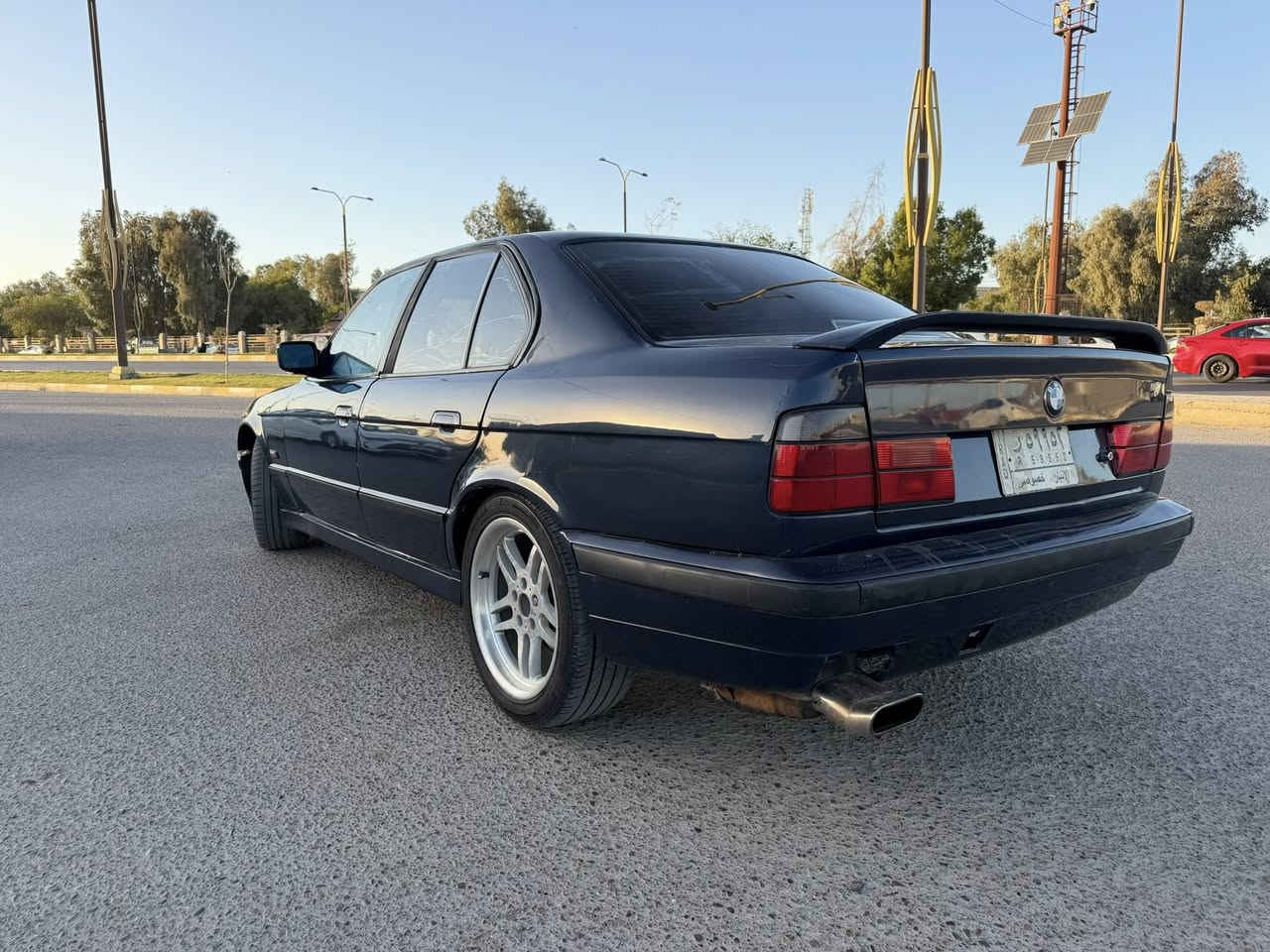 سلام عليكم بي ام 525 كير عادي موديل 95
بجم عريض وياله M  كشنات جلد كهرباء بدون فتحه سنويه نافذه رقم انبار بيها ضربه جاملغ خلف السائق السعر 38 مكان فلوجه 📱***********
