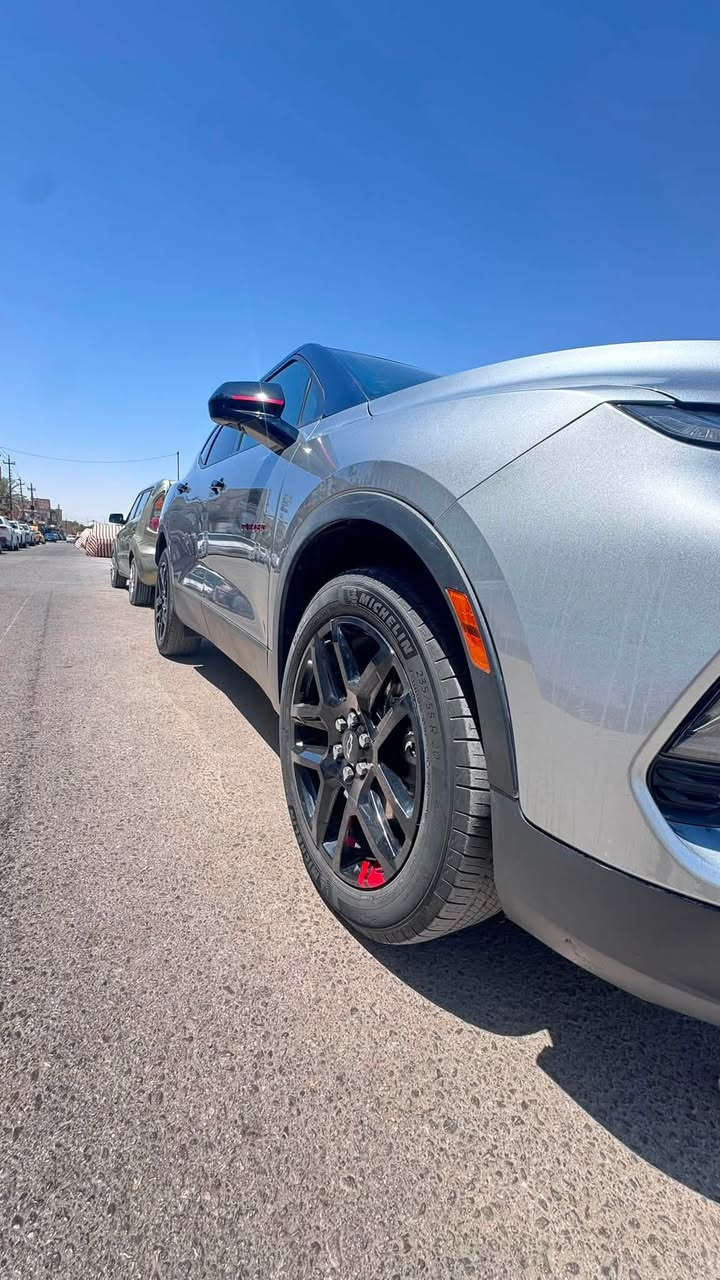 🚘 للبيع | شفروليه بليزر LT2 Redline

📅 موديل 2023

فحص مؤقت

✨ سيارة نظيفة جداً بحالة الوكالة، جاهزة للاستخدام ولا تحتاج أي مصروف.

🔹 المواصفات:

▪️ محرك 2.0 Turbo.
▪️ نظام دفع رباعي AWD (فور ويل).
▪️ فئة LT2 Redline (Two Tone).
▪️ ماشية 24 ألف ميل فقط.
▪️ بدون قطرة صبغ.
▪️ حادثة خفيفة (طخة بداية البنيد فقط)، وتم تبديل البنيد بقطعة أصلية وكالة بنفس اللون.
▪️ الإيربكات سليمة 100٪.
▪️ رنكات ألمنيوم Redline قياس 20 إنج باللون الأسود.
▪️ مفتاحان أصليان مع تشغيل بصمة.
▪️ السيارة نظيفة جداً من الداخل والخارج.

✅ التجهيزات:

✔️ دخول ذكي وتشغيل بصمة.
✔️ شاشة كبيرة.
✔️ Apple CarPlay وAndroid Auto.
✔️ كرسي السائق كهربائي.
✔️ كاميرا خلفية مع حساسات.
✔️ مثبت سرعة.
✔️ نظام Auto Stop/Start.
✔️ 3 أوضاع قيادة.
✔️ إنارة LED.
✔️ مكيف أوتوماتيك.
✔️ نظام الثبات الإلكتروني.
✔️ وغيرها من المواصفات.

💯 الفحص في أي مكان يختاره المشتري، والسيارة لا تحتاج أي مصروف.

💰 السعر: 20,500 دولار (مع مجال بسيط جداً).

📍 المحافظة: كربلاء.

📞 للاستفسار: ***********
📩 أو المراسلة على الخاص.

نسأل الله التوفيق للجميع.
