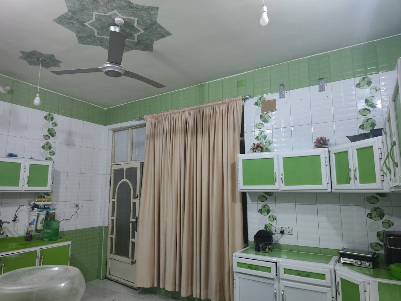 هذا البيت بيع مستعجل.
يفيدك حتى على باب الله. استفاد بي .
مواصفات......
200م على ساحة 
بالخدمات الخاجيه. 
طابقين بناء سنه 2019 
ارضيه مرمر بناءه مرتب . تكمل الواجه البيت راح يختلف عندك كل شي.
للاستفسار الاتصال ***********
