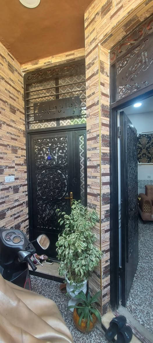 بيت مساحة ٧٥ متر طابق واحد الشعلة شارع ٦٠ قبل السجة شارع ابو طيارة البيت جاهز للسكن الخدمات كاملة من كل النواحي بي غرفة نوم وغرفة استقبال وحولي البيت عالي عن الشارع الفرع مقرنص السعر ٨٥ للإستفسار ***********
