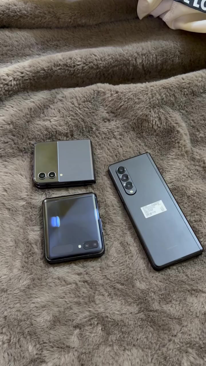 يا الله 
مزاد بس اقرأ المنشور للاخير
3 مبايلات بهذا الشكل نضافه 100 
الكبير الي مثل الايباد كفالة من كلشي 
وهذني الدفتري ميشغلن سيم كارت لازم ينفتحن يم ختصاص
وهاي صور وفيديو شوف بعينك كلهن ذواكر 256
***********
