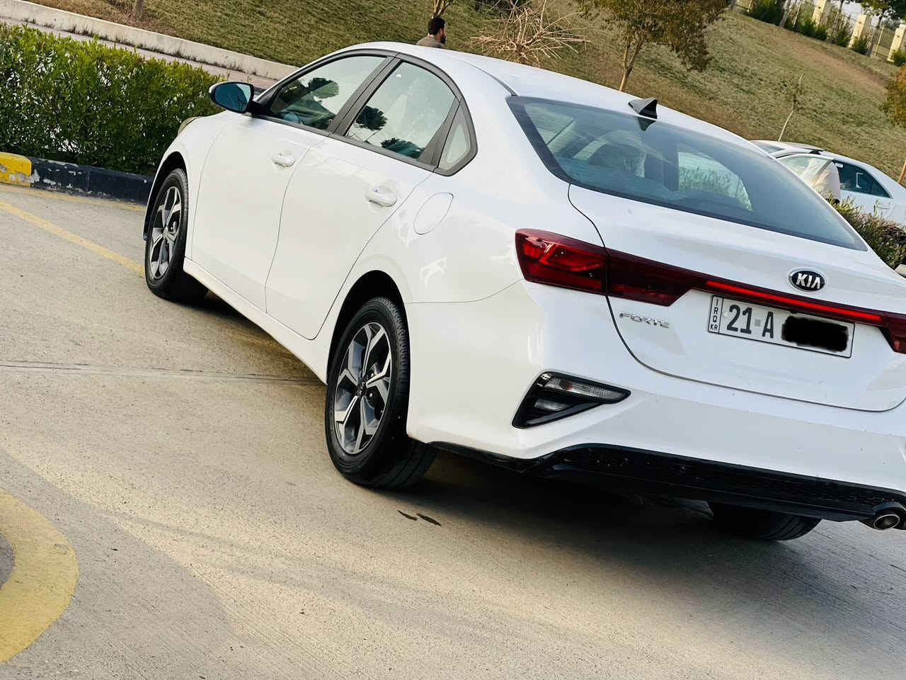( بسم الله الرحمن الرحيم )
KIA Forte Lxs 2021
لبيع كيا فورتي موديل(2021)فئه Lxs وارد  أمريكي بدون صيغ  رقم سليمانيه السنويه والرقم جديده الغايه 2028 والتحويل نفس اليوم صورة الحادث موجوده السياره جاهزه ومرتبه خير من الله والتحويل 
موصفاتها معروفه 
مكينه دوش 2000
ناقل حركه ذكي IVT
رادار تجنب من الاصطدام
ويل كروم 
تحديد المسار وانضمه القياده متعدد
فرانل مانع للانزلاق(ABC)
مصابيح (LED)
شاشه عرض كبير تدعم كار پلاي وتحكم ستيرن سرعه 
نظام القياده(عادي.رياضي.ذكي)
مكان السياره سليمانيه وهذا رقمي عليها واتساپ (***********) تگدر تعرف سعرها وتتواصل وياياوتدلل
