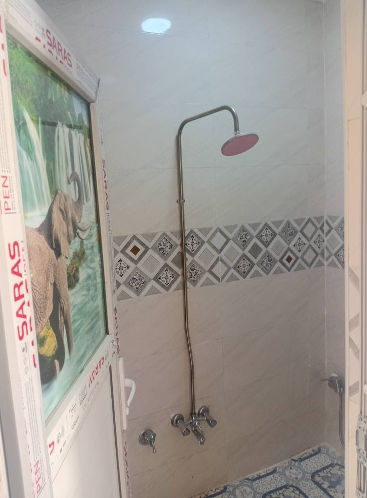 بيت البيع في نجف حي العسكري قرب اسواق ادم وقرب اسواق السنبله المساحه ١٠٠متر تفاصيل البيت غرفة وصالة ومطبخ وصحيات بناء جديد البيت  فارغ منطقه ال٤٠٠٠ بيت جديد سعر البيت  ١٠٧ مليون مع المجال بيع او مراوس للإستفسار *********** النجف, العراق
