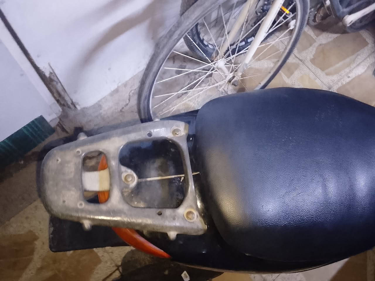 دراجه عصفوريه للبيع
تشتغل سلف وهندر السعر 450 العنوان المشتل 
دراجه نظيفه 
***********
