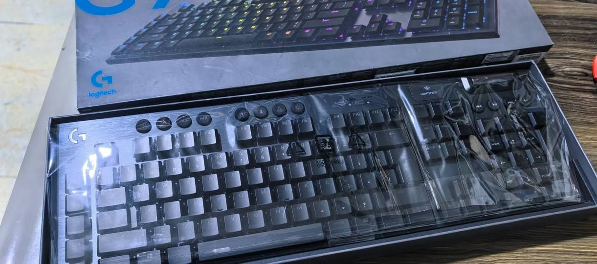 لوحة مفاتيح الألعاب الميكانيكية اللاسلكية Logitech G915 LIGHTSPEED.تتميز بتصميم نحيف للغاية وهيكل من الألومنيوم، بالإضافة إلى إضاءة RGB قابلة للتخصيص.توفر اتصالاً لاسلكياً بسرعة 1 مللي ثانية وعمر بطارية يزيد عن 30 ساعة.مزودة بمفاتيح ميكانيكيه منخفضة الارتفاع (Low-Profile)


**إذا كنت صاحب هذا الإعلان وتريد حذفه لأي سبب، رجاءا أرسل رسالة إلى الدعم الفني**
