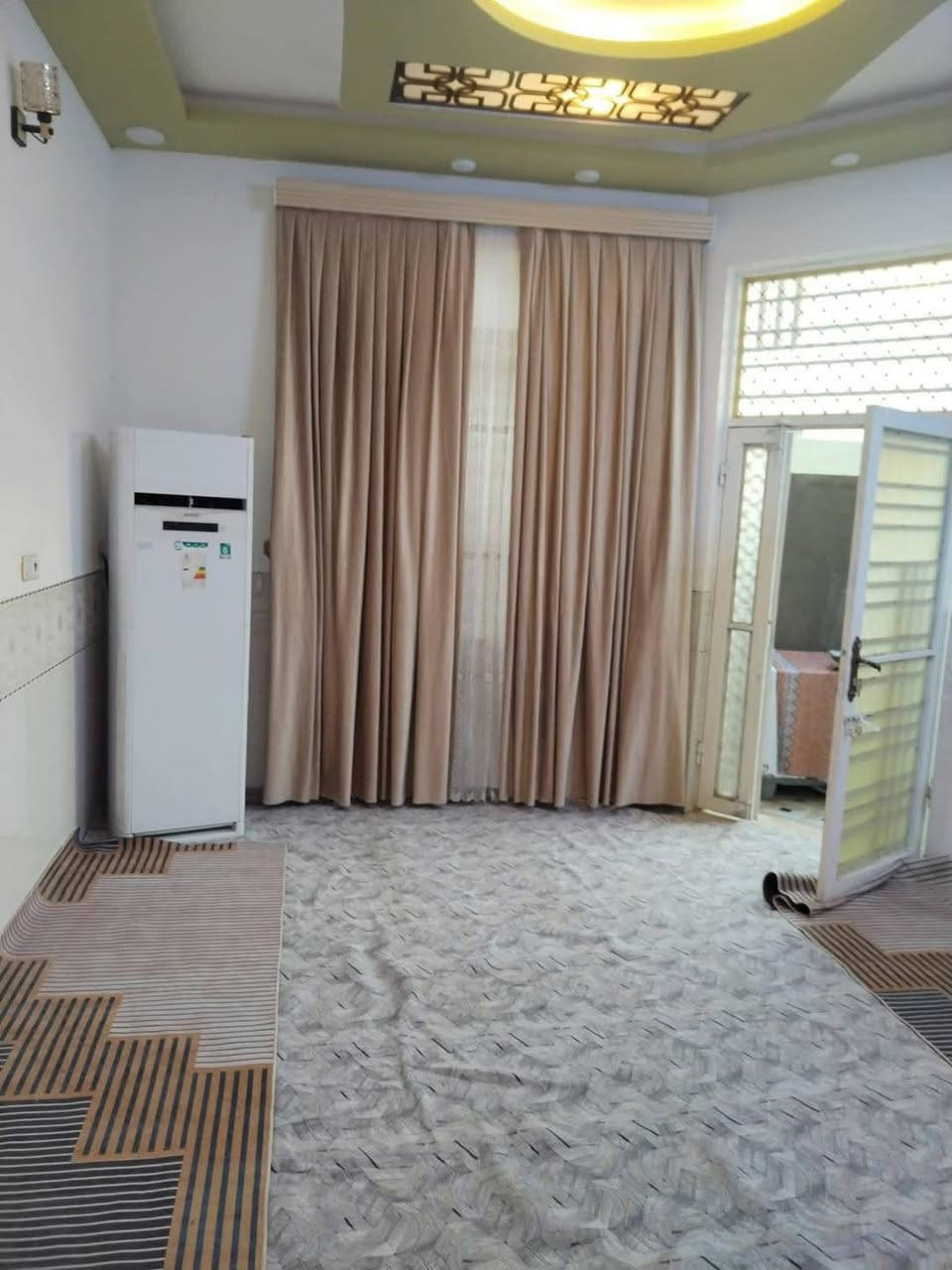 🔹 دار للبيع الجربوعيه الثالثه الالماني  🔹

المساحه (200) متر  طابقين سنة البناء (2023) مطلوب (62)

ط1 غرفتين وصاله واستقبال ومطبخ ومجمع صحي. 
ط2 غرفتين وصاله ومجمع صحي 
رقم العقار (4118)

السعر الكلي (190) ينزل منه الطلب (62) بيد البائع (128)

للاستفسار الاتصال ع الرقم (***********)
