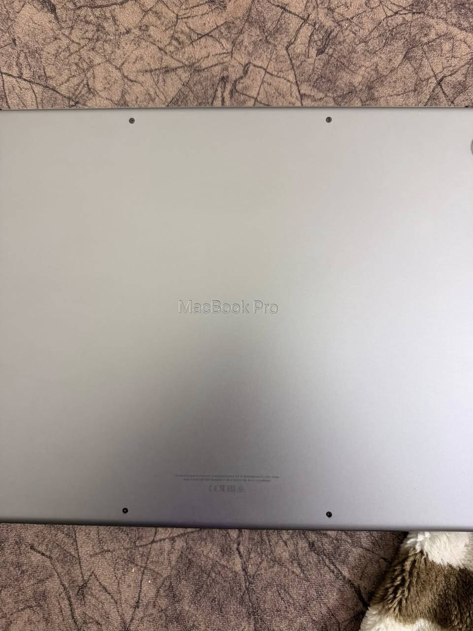 السلام عليكم
MacBook Pro 2021 
16” الحجم المرغوب و الغنية عن التعريف
M1 Pro معالج 
Ram 16 
Storage 1Tb
Touch ID 
اللابتوب نضيفه كلش و شغالة 100% 
و بيها طخه بالزاويه خفيفه كلش و مصورها 

دورات الشحن 375 دوره
رايديها ب مليون و 400 الف و ما اضن اكو هيّج مواصفات بهذا السعر خصوصا حجم ١٦" 
و الشاحنه 140w 
مكاني بغداد الكرخ
للتواصل ***********

