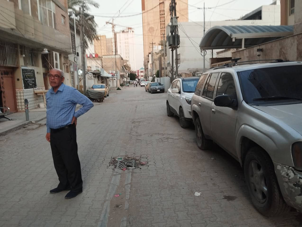 متوفر ٢٠٠ م وجه ١٠م عبارة عن  هيكل فندق  ٨ طوابق   خلف المكتبة المركزية عرض الشارع ١٢ متر  يبعد عن الراية ١٥٠ م  صب مسلح وتقطيع شغل شركة هندسية درجة اولى مصاعد عدد ٢ درج  عدد ٢ يحتاج تشطيب   سعر المتر ٥ مليون و٥٠٠ الف فقط وهذا فقط سعر  الارض والبناء هدية للمشتري 🙏 *********** والخاص مفتوح
