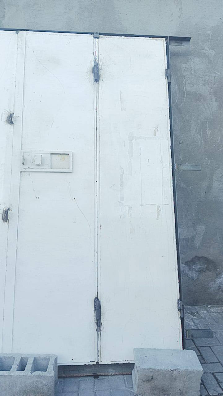 بيع باب
ارتفاع (2.5) مترتين ونص
العرض مترتين و 35 
دفترين 4 طلاكات
السعر ٤٠٠ الف
متواجد واتساب ***********
